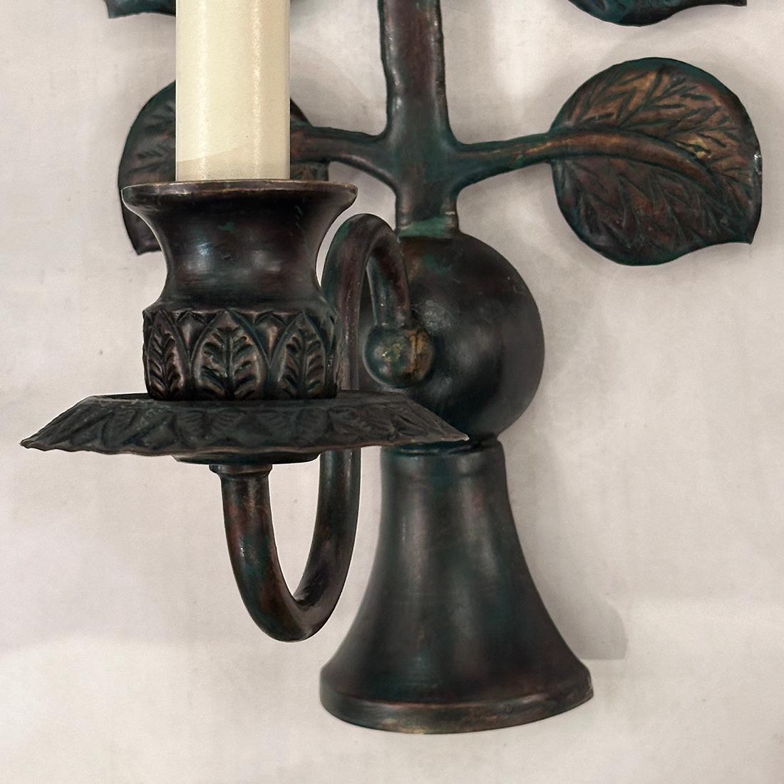 Francese Set di quattro lampade francesi in bronzo con foglie, vendute per coppia in vendita