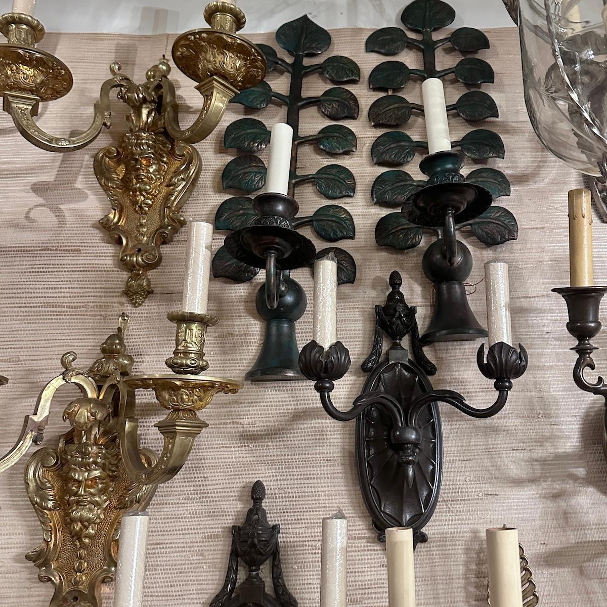 Milieu du XXe siècle Ensemble de quatre appliques françaises en bronze avec feuilles, vendues par paire en vente