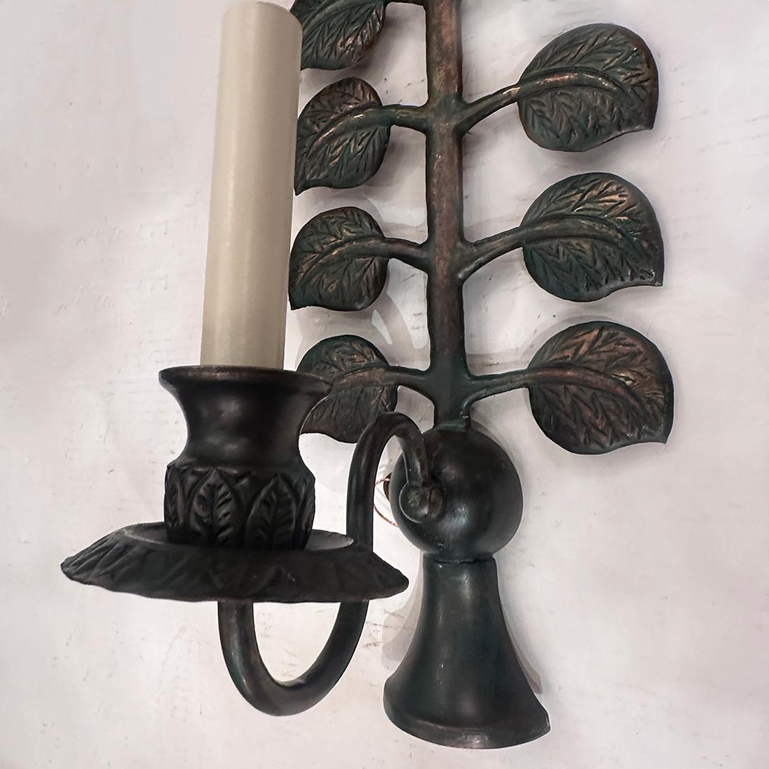 Metà XX secolo Set di quattro lampade francesi in bronzo con foglie, vendute per coppia in vendita