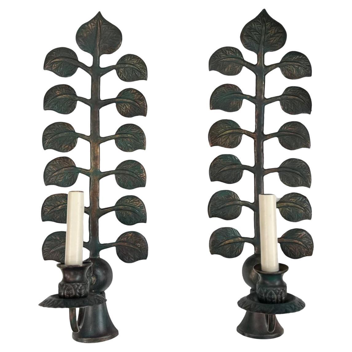 Set von vier französischen Bronze-Wandleuchtern mit Blättern, verkauft pro Paar