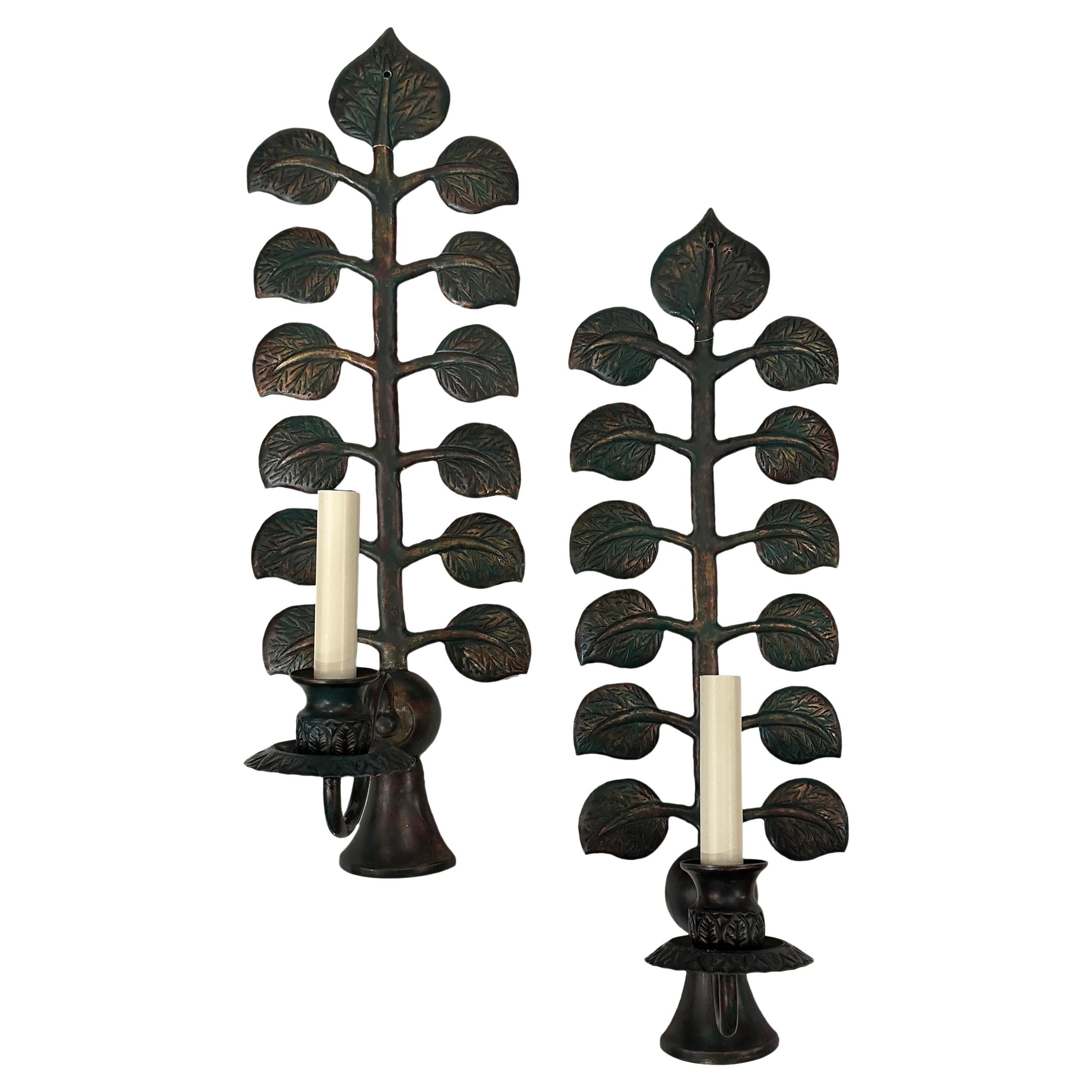 Set di quattro lampade francesi in bronzo con foglie, vendute per coppia