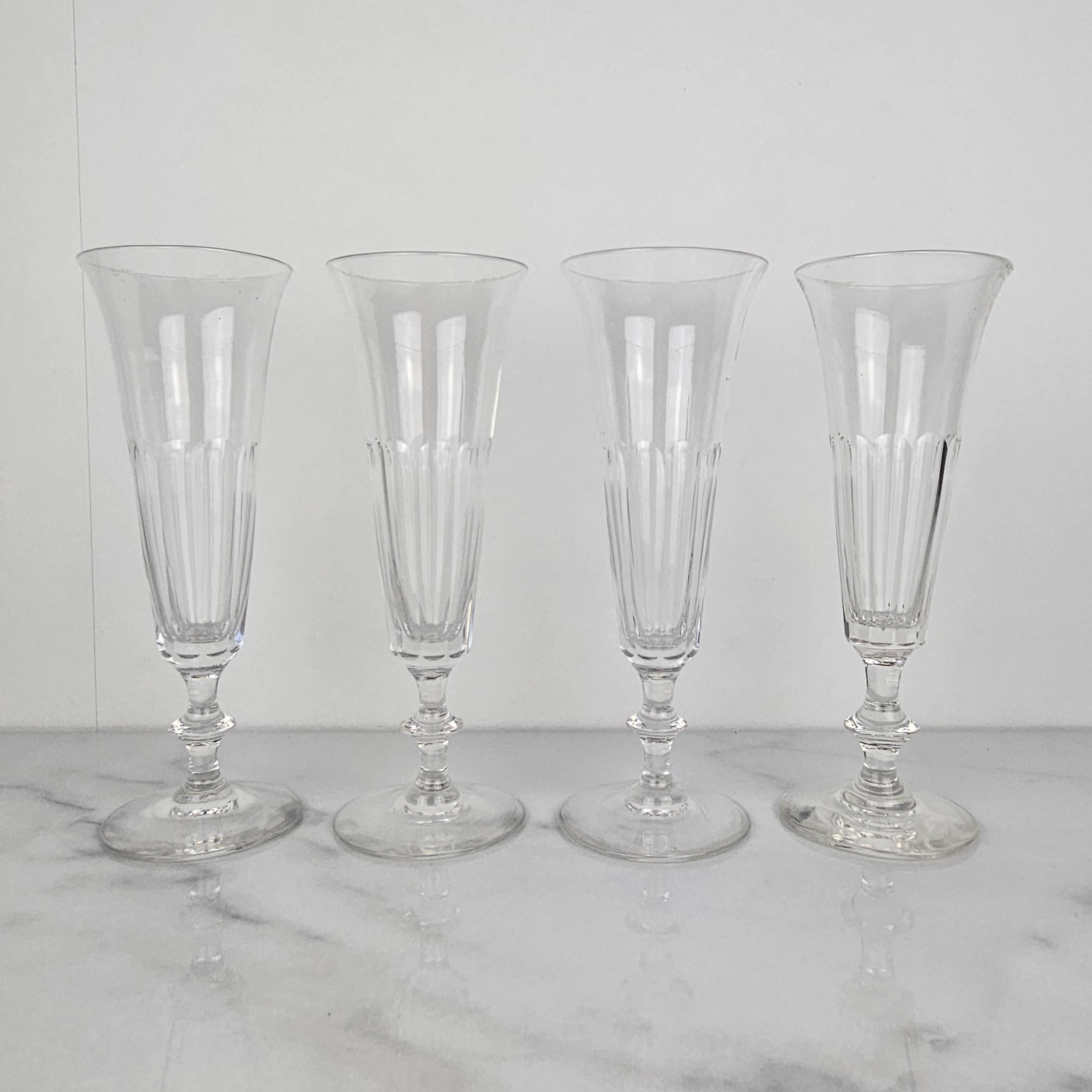 Un bellissimo set di quattro flauti da champagne francesi fatti a mano in vetro di cristallo, fabbricati intorno al 1880.  

Questi bicchieri antichi sono soffiati a bocca e tagliati a sfaccettatura... 

Ti invitiamo a notare i dettagli molto curati