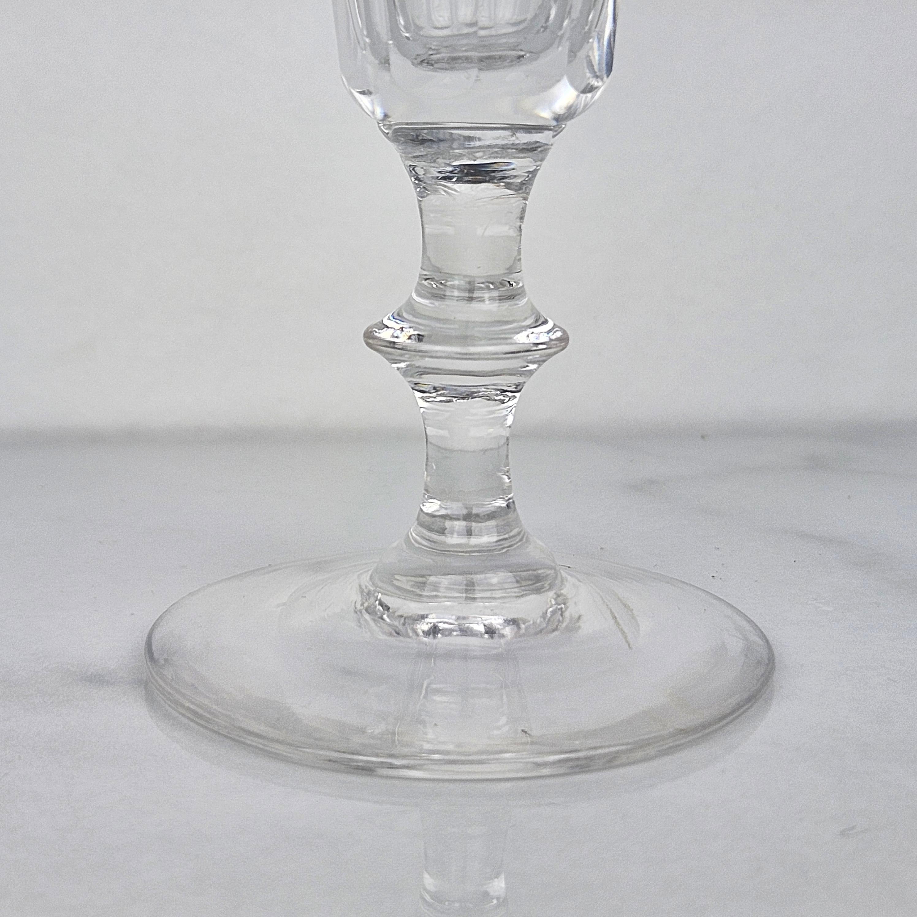 Fatto a mano Set di quattro flûte da champagne francesi in vetro di cristallo, 1880 ca. 1880 in vendita