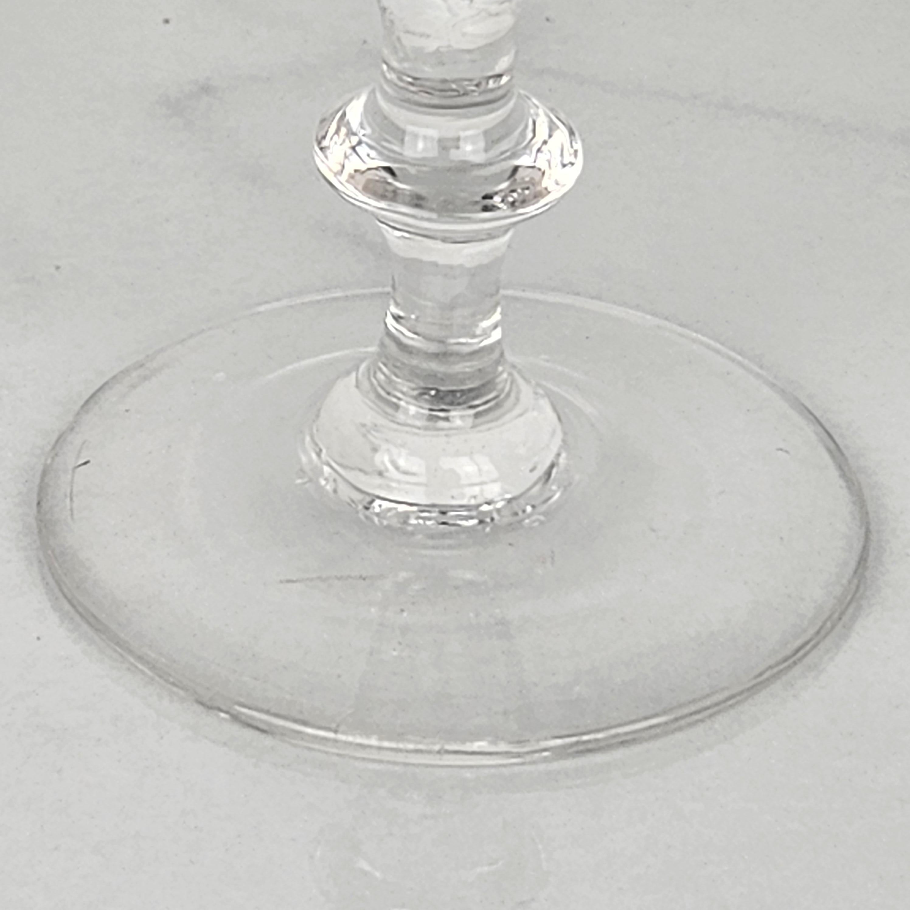 Set di quattro flûte da champagne francesi in vetro di cristallo, 1880 ca. 1880 In condizioni buone in vendita a Oud Beijerland, NL