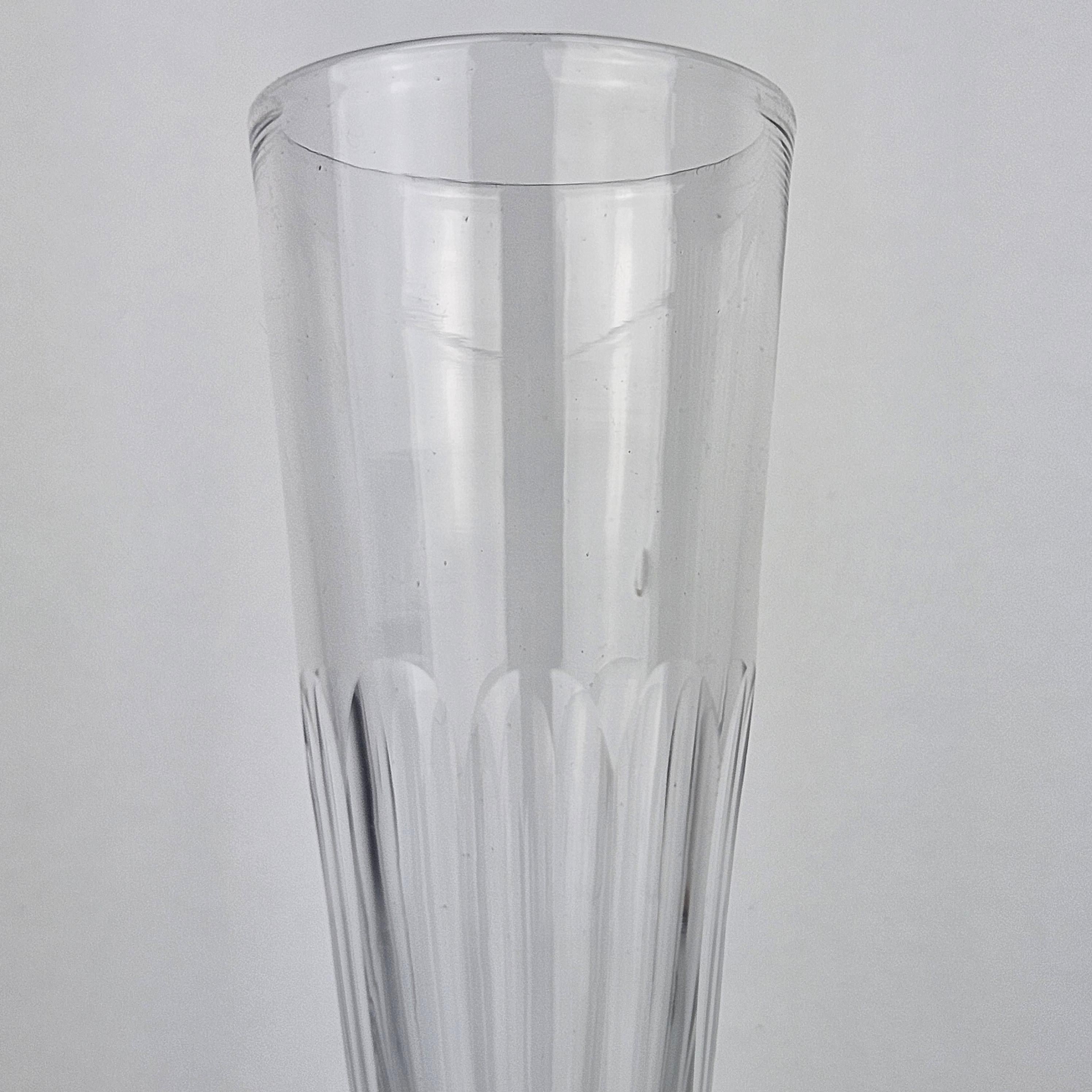 Ensemble de quatre flûtes à champagne françaises en verre, vers 1870 en vente 2