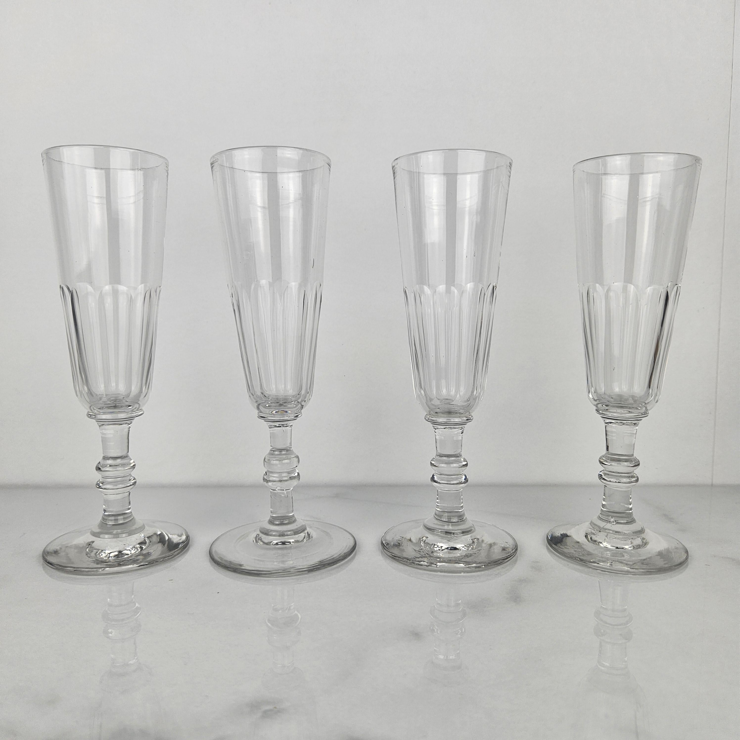 Romantique Ensemble de quatre flûtes à champagne françaises en verre, vers 1870 en vente