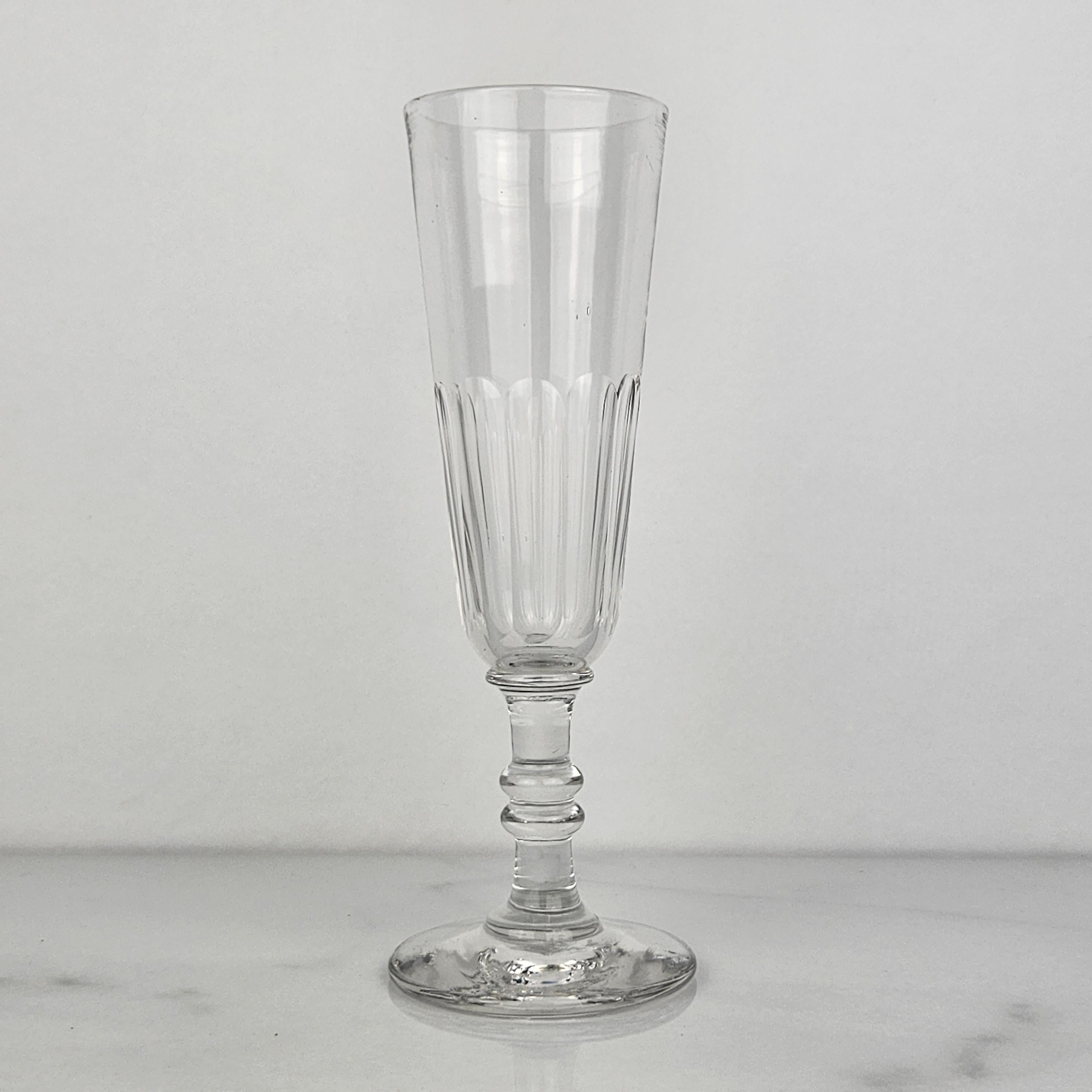 Français Ensemble de quatre flûtes à champagne françaises en verre, vers 1870 en vente
