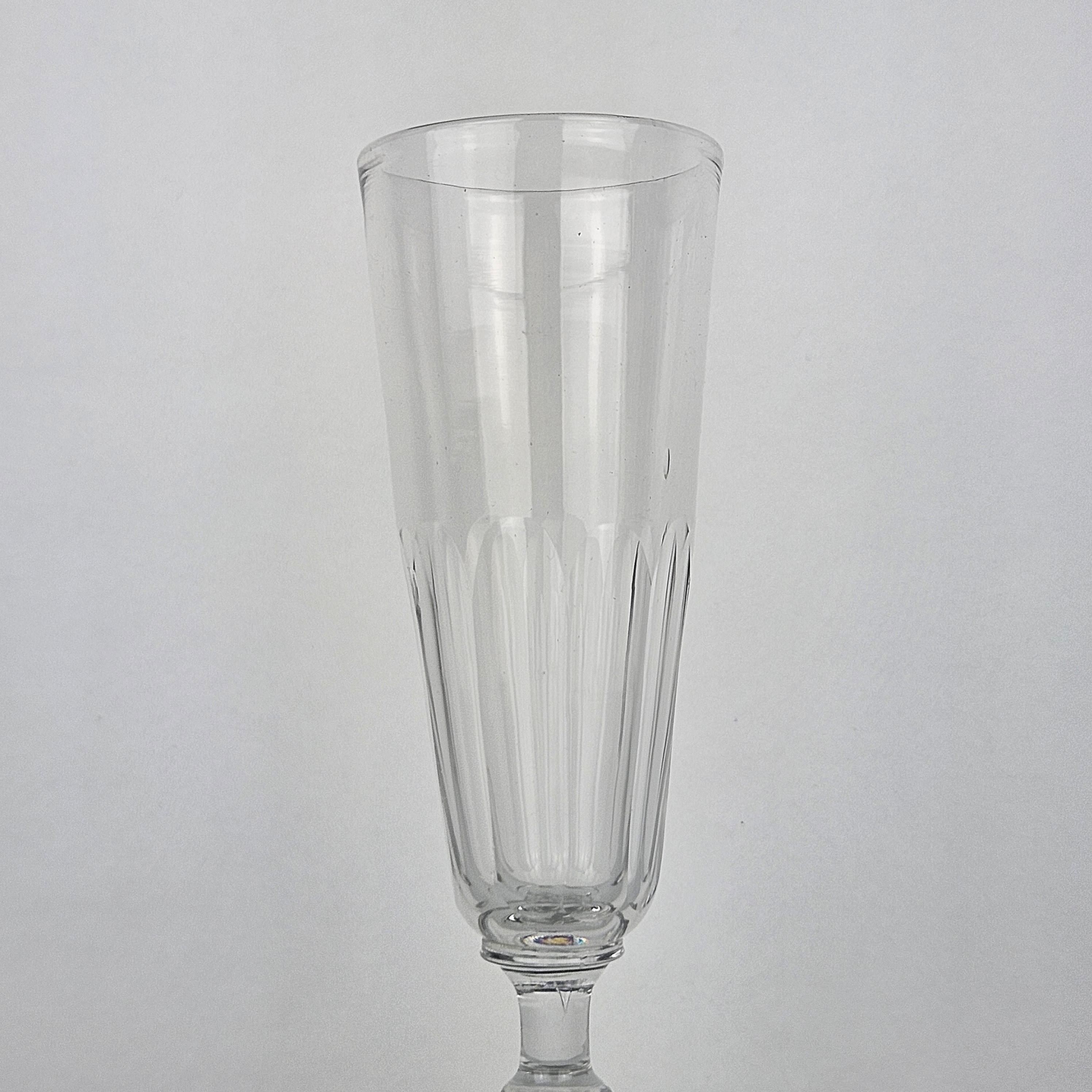Fait main Ensemble de quatre flûtes à champagne françaises en verre, vers 1870 en vente