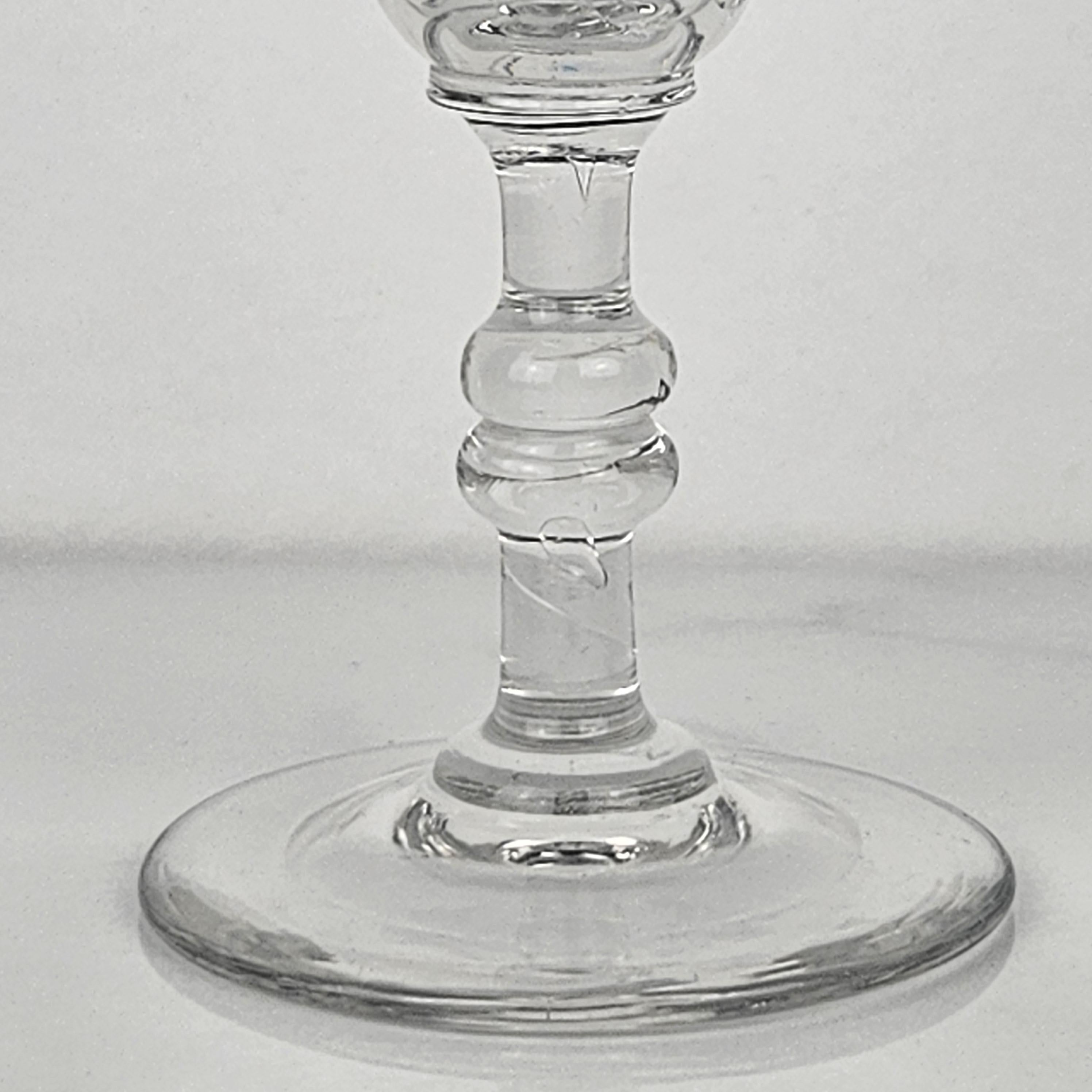Ensemble de quatre flûtes à champagne françaises en verre, vers 1870 Bon état - En vente à Oud Beijerland, NL