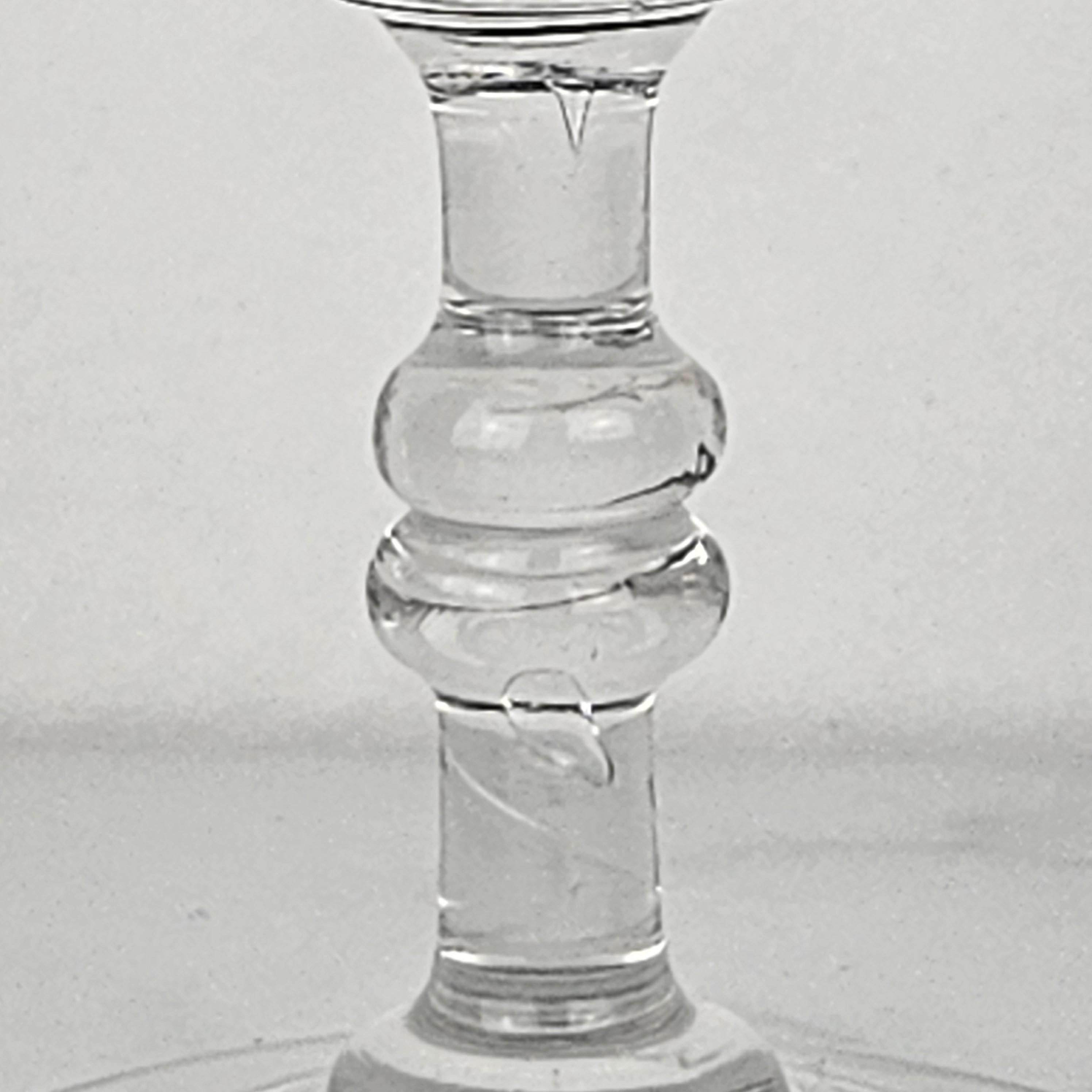 XIXe siècle Ensemble de quatre flûtes à champagne françaises en verre, vers 1870 en vente