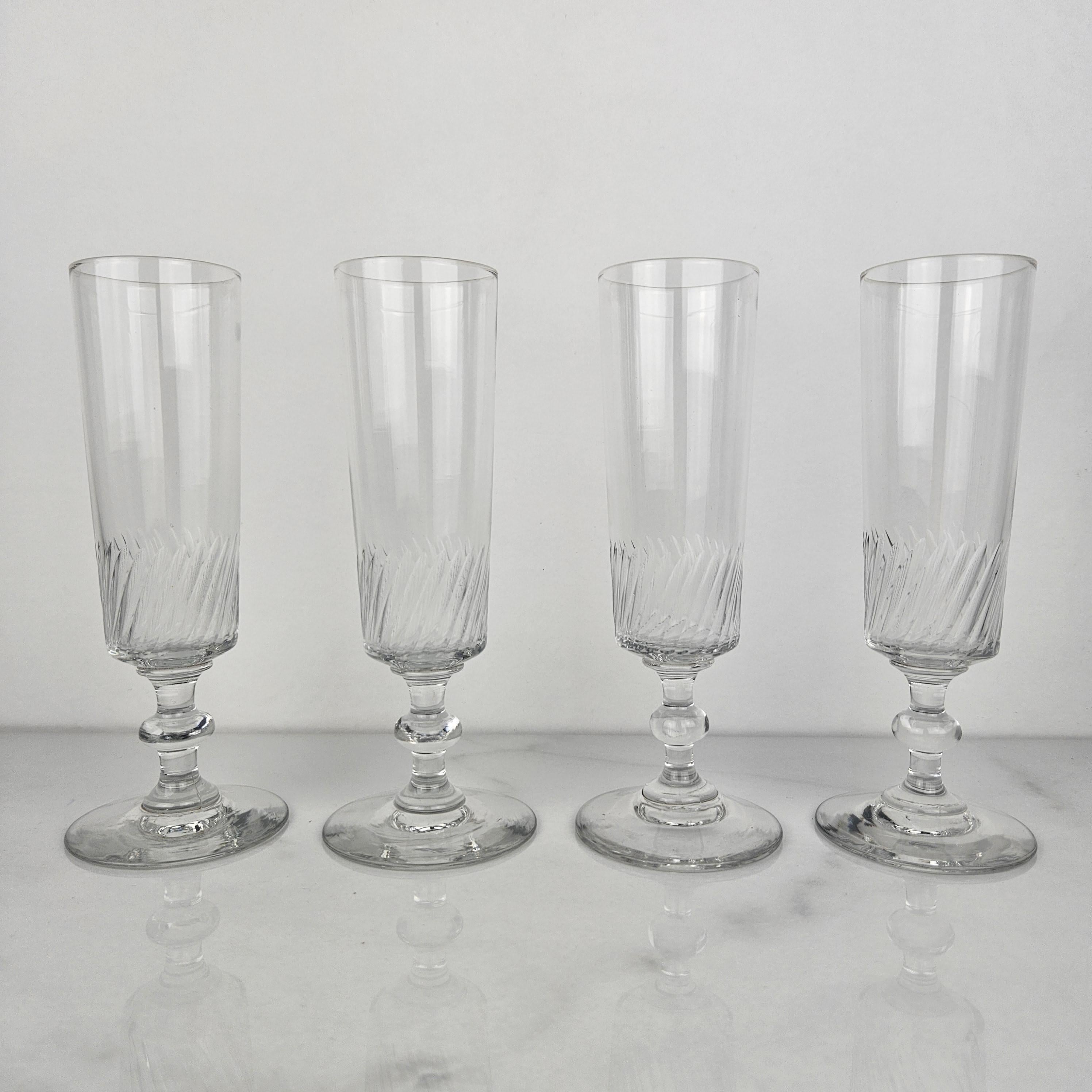 Romantique Ensemble de quatre flûtes à champagne françaises en verre, vers 1890 en vente