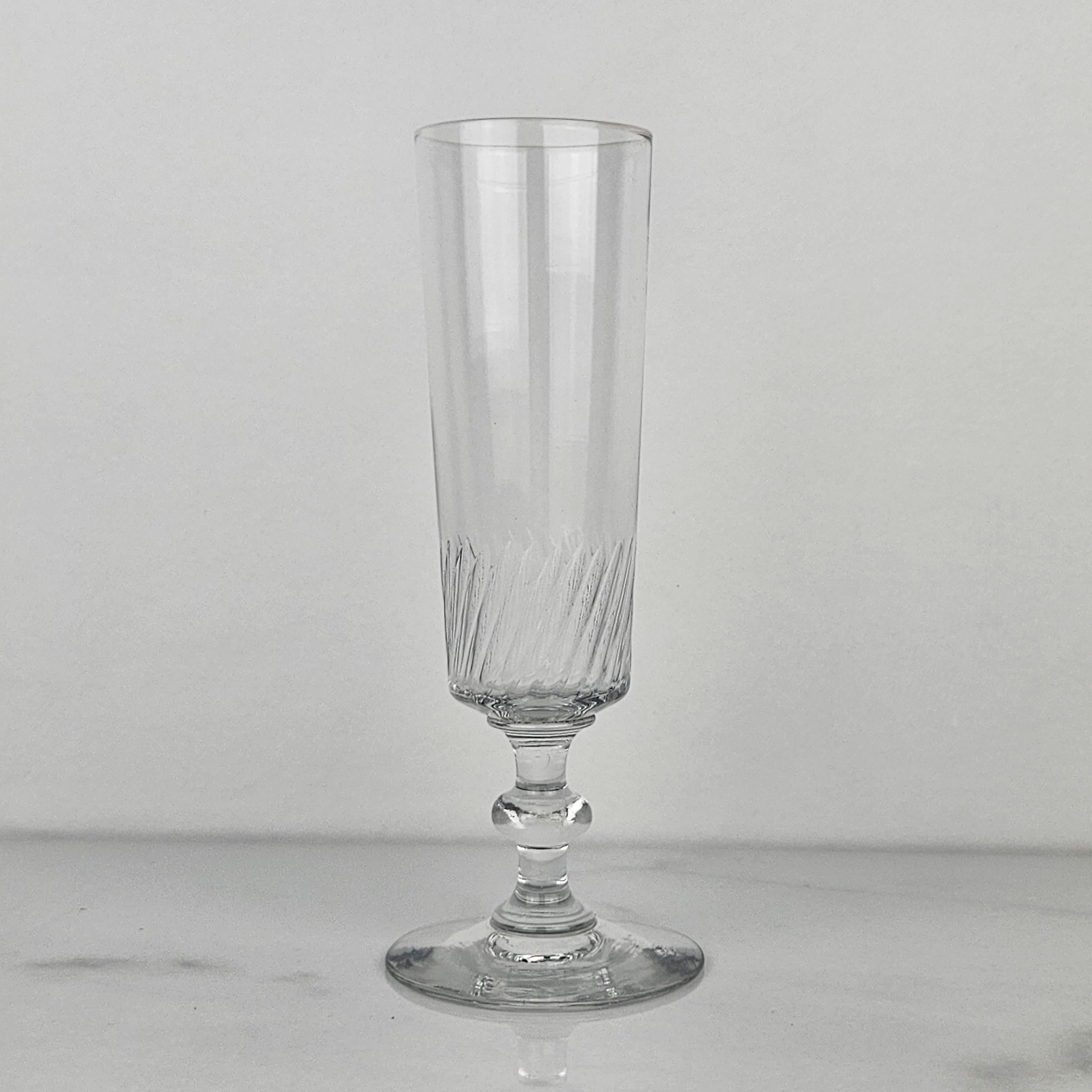 Français Ensemble de quatre flûtes à champagne françaises en verre, vers 1890 en vente