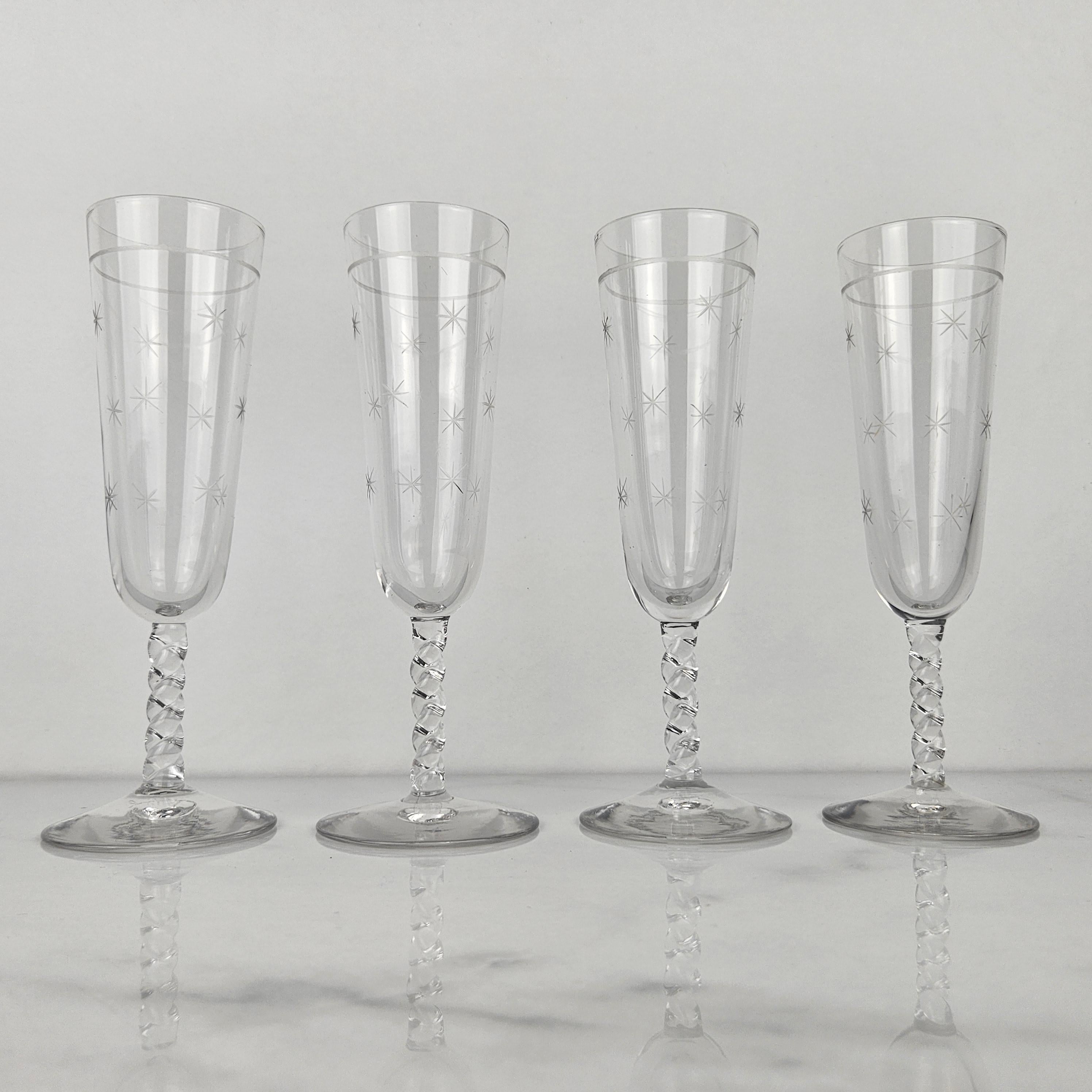 Un bel ensemble de quatre flûtes à champagne françaises en verre, fabriquées à la main vers 1900.  

Ces verres anciens sont soufflés à la bouche. 

Remarquez les très beaux détails et le design élégant.
Méticuleusement fabriquées à la main, ces