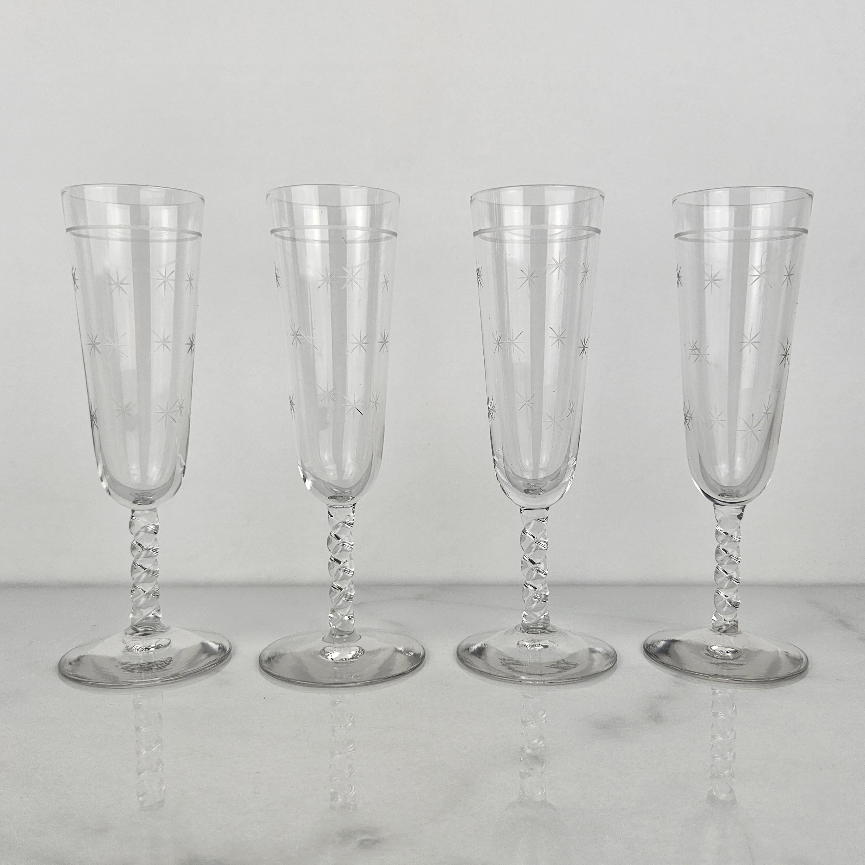 Romantique Ensemble de quatre flûtes à champagne françaises en verre, vers 1900 en vente