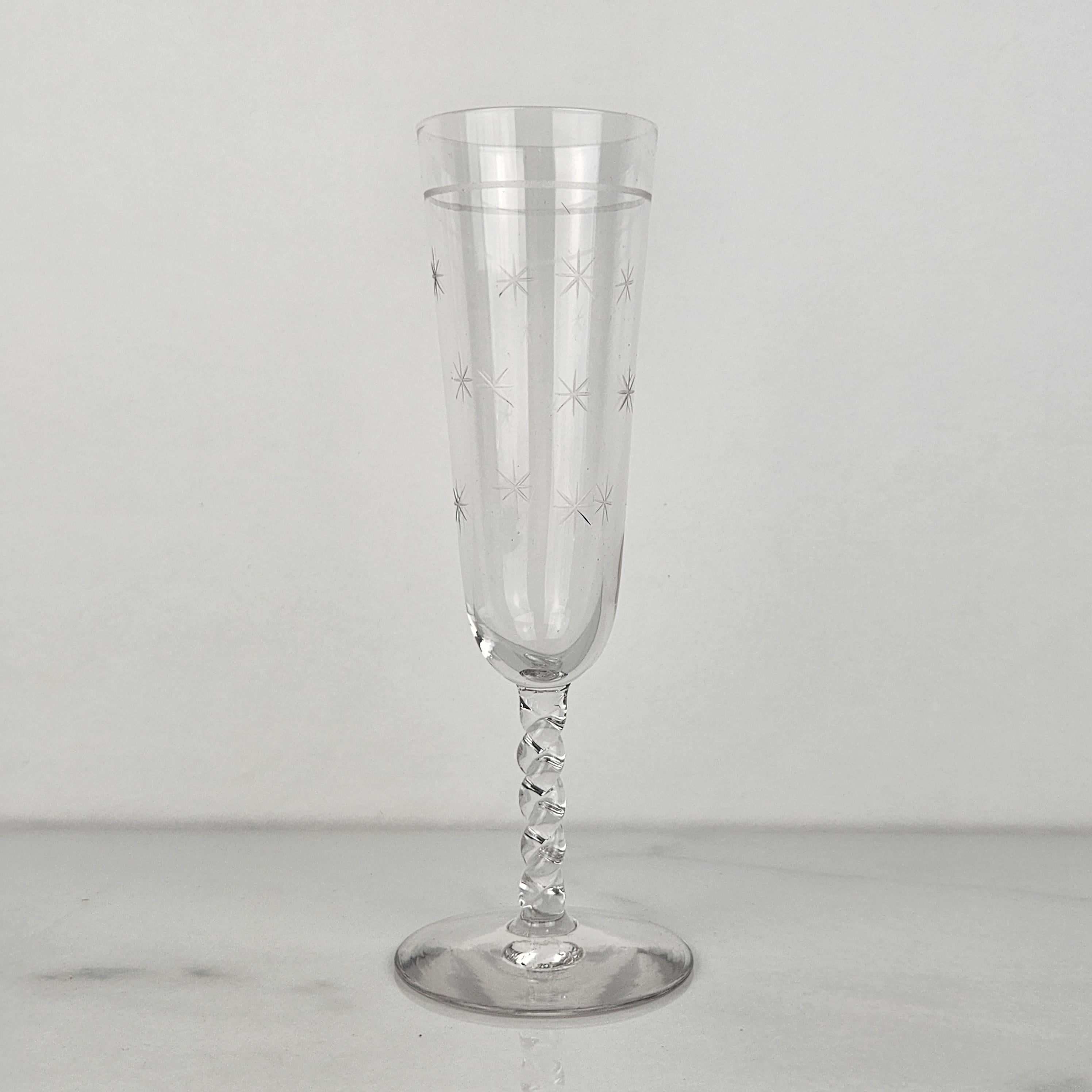 Français Ensemble de quatre flûtes à champagne françaises en verre, vers 1900 en vente