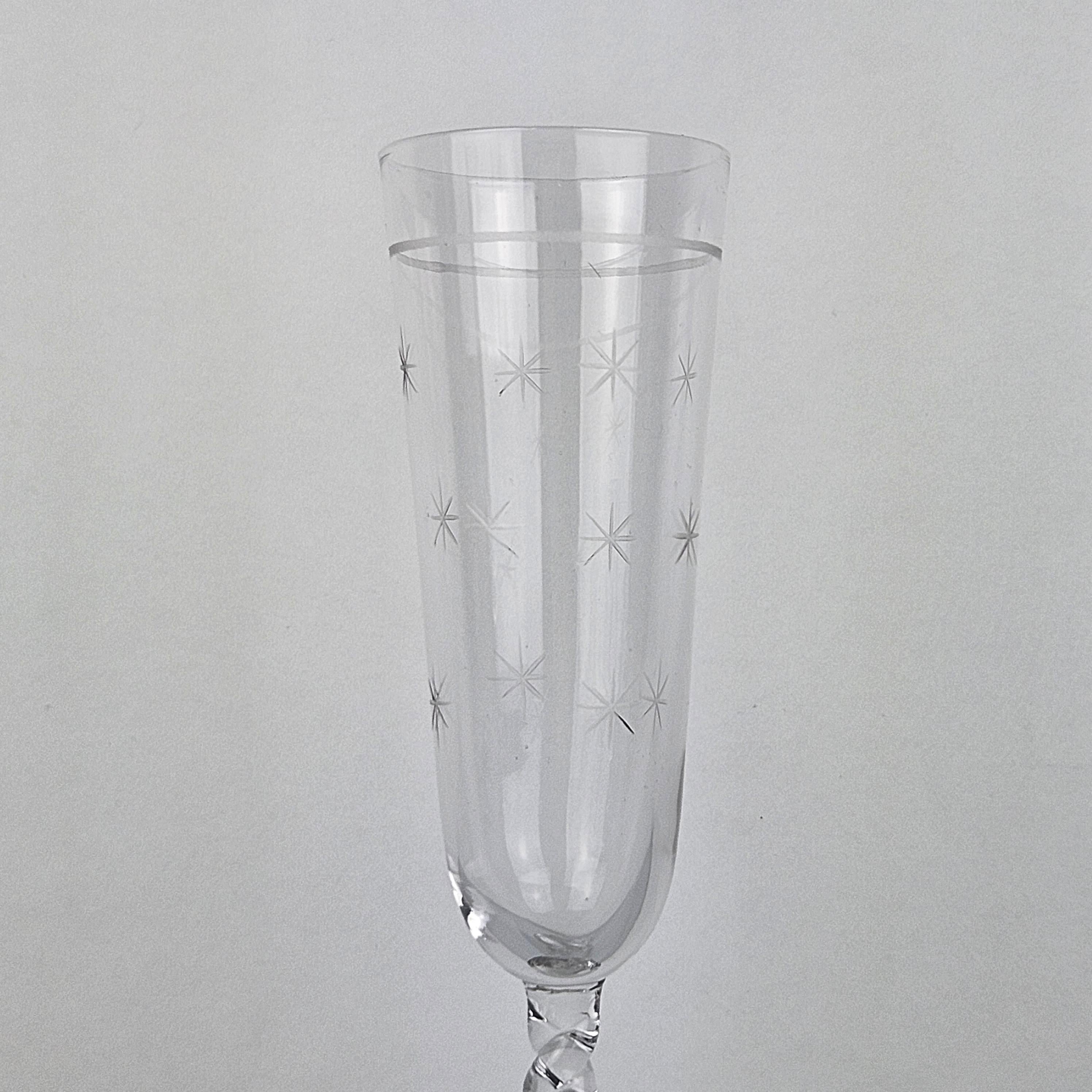 Fait main Ensemble de quatre flûtes à champagne françaises en verre, vers 1900 en vente