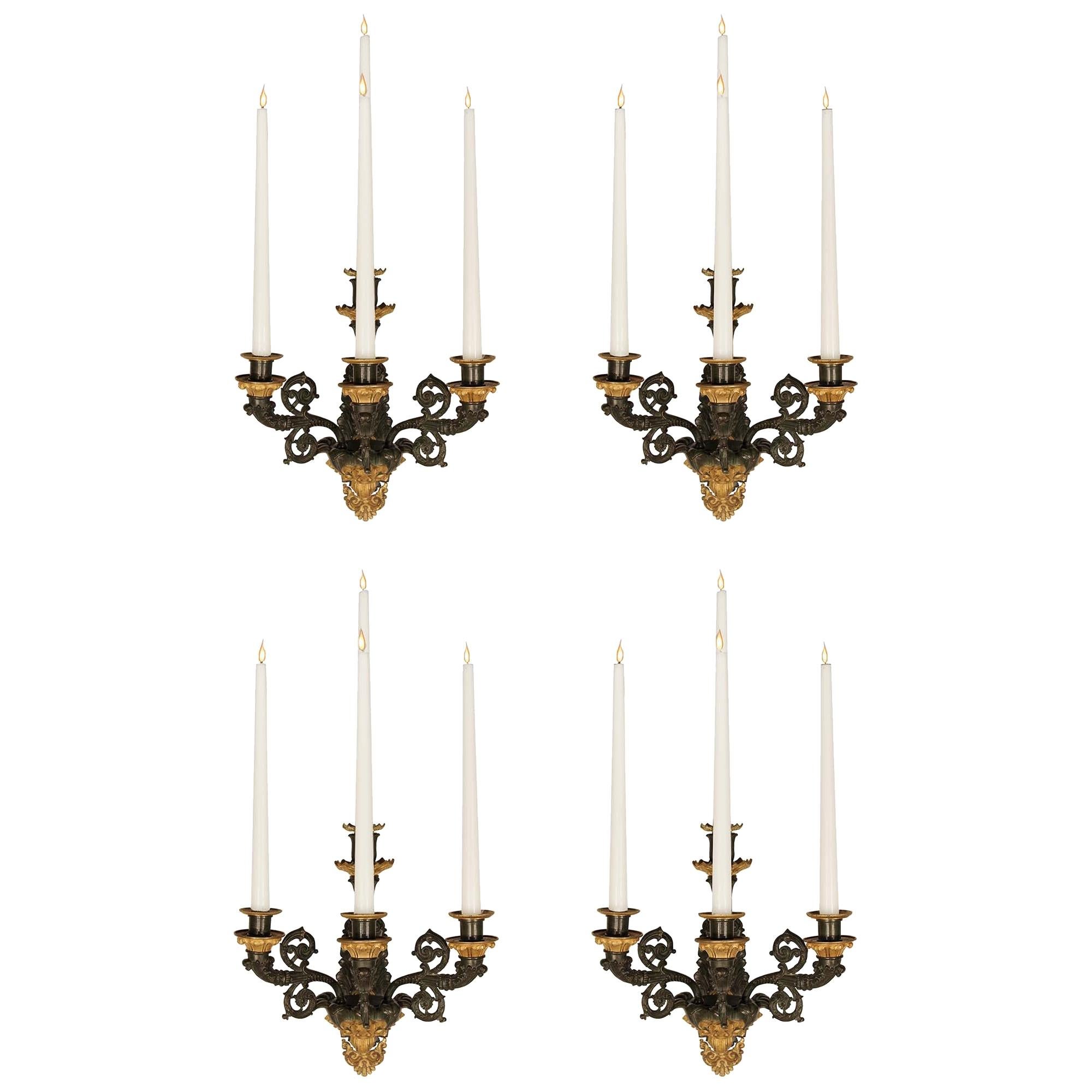 Conjunto de cuatro candelabros franceses de principios del siglo XIX de época Charles X en venta