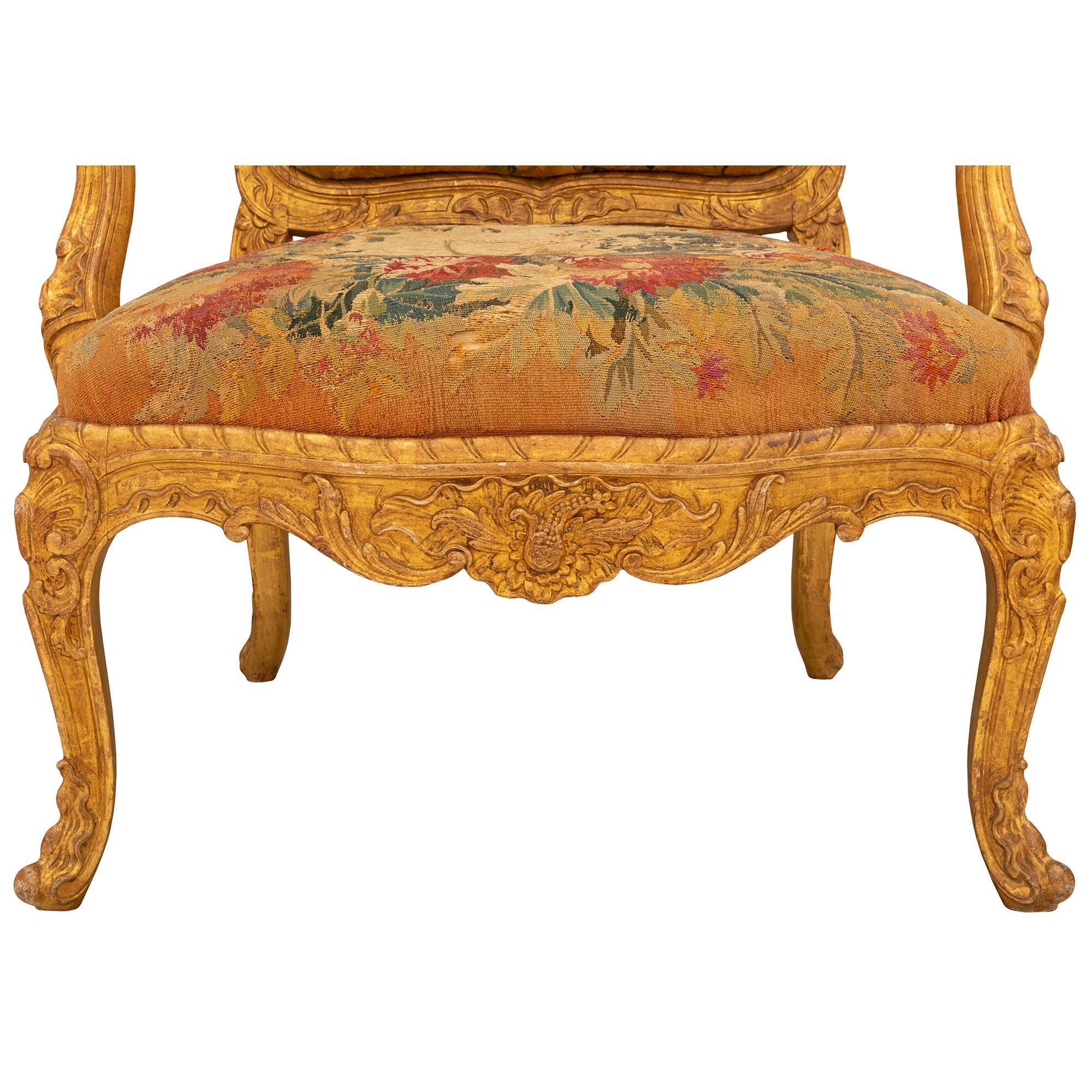 Ensemble de quatre fauteuils français du début du XIXe siècle de style Louis XV en bois doré et tapisserie en vente 4