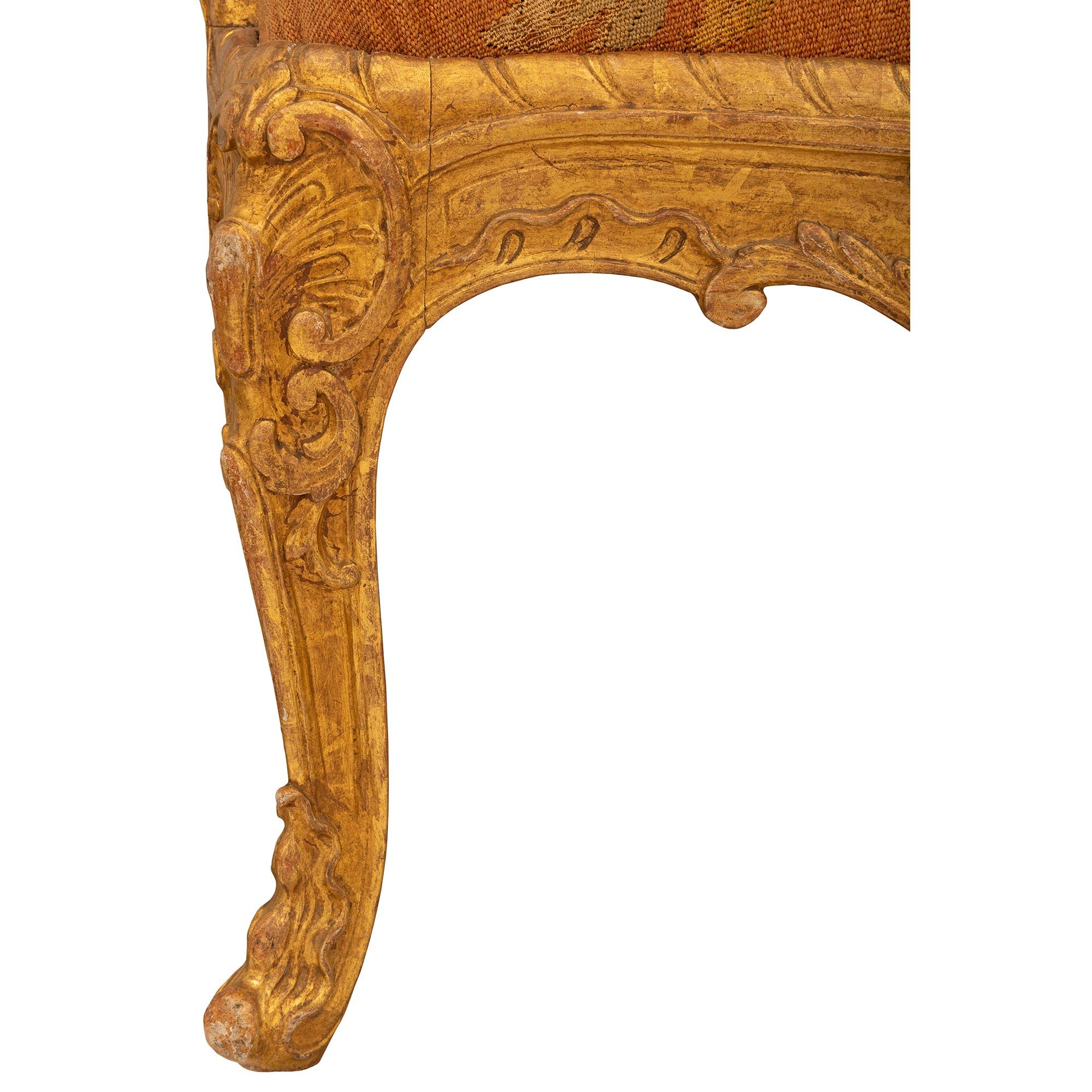 Ensemble de quatre fauteuils français du début du XIXe siècle de style Louis XV en bois doré et tapisserie en vente 5
