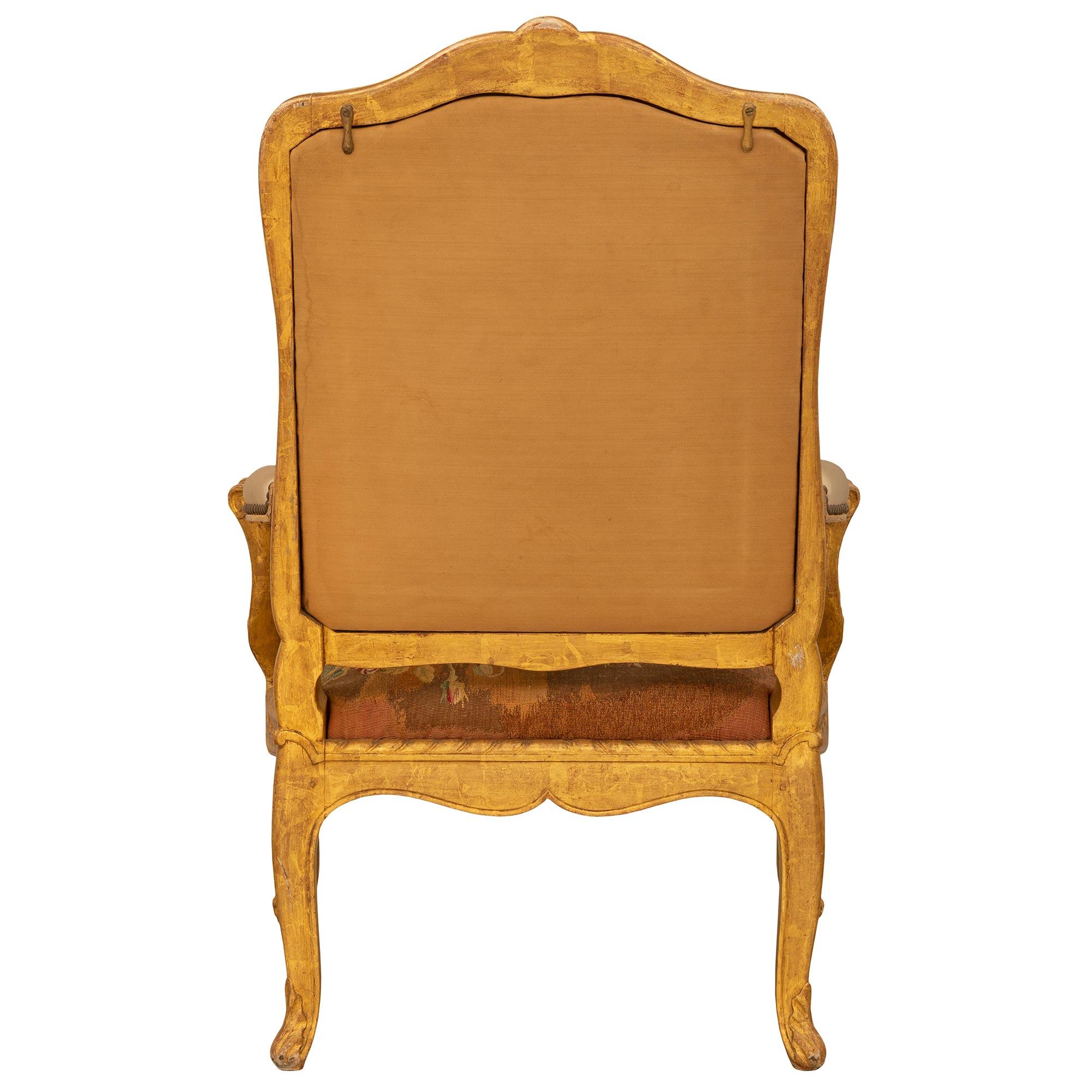 Ensemble de quatre fauteuils français du début du XIXe siècle de style Louis XV en bois doré et tapisserie en vente 6