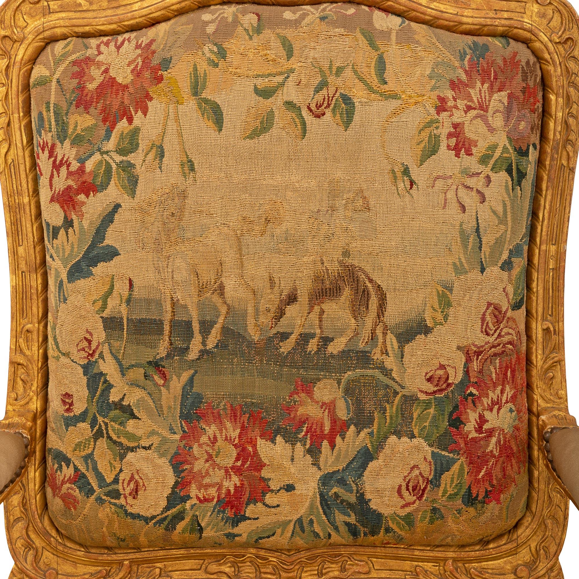 Ensemble de quatre fauteuils français du début du XIXe siècle de style Louis XV en bois doré et tapisserie Bon état - En vente à West Palm Beach, FL