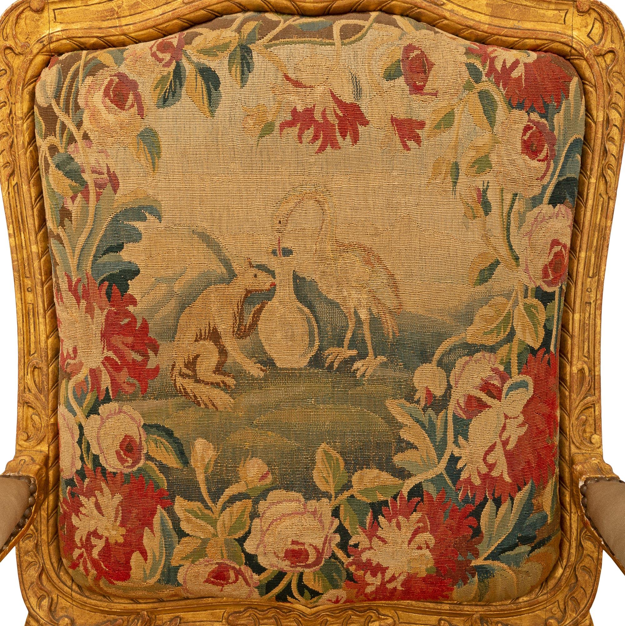 Set di quattro poltrone francesi dell'inizio del XIX secolo in stile Luigi XV in legno dorato e arazzo in vendita 1