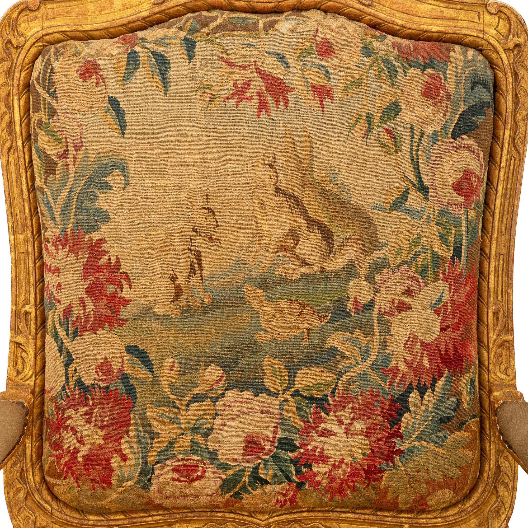 Ensemble de quatre fauteuils français du début du XIXe siècle de style Louis XV en bois doré et tapisserie en vente 1