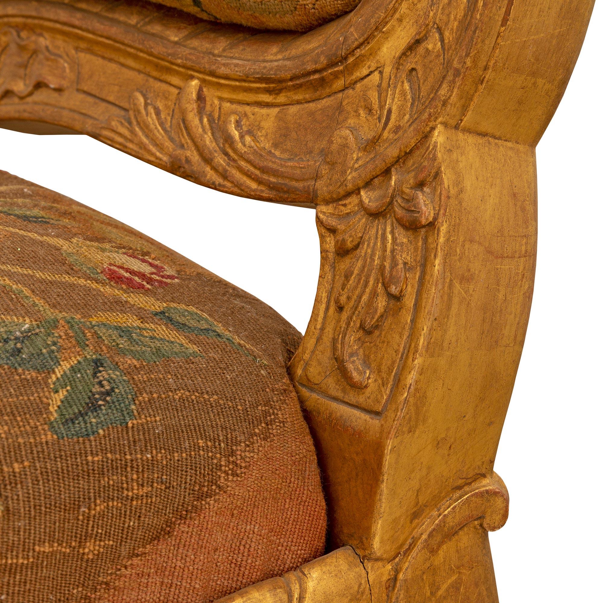 Ensemble de quatre fauteuils français du début du XIXe siècle de style Louis XV en bois doré et tapisserie en vente 2