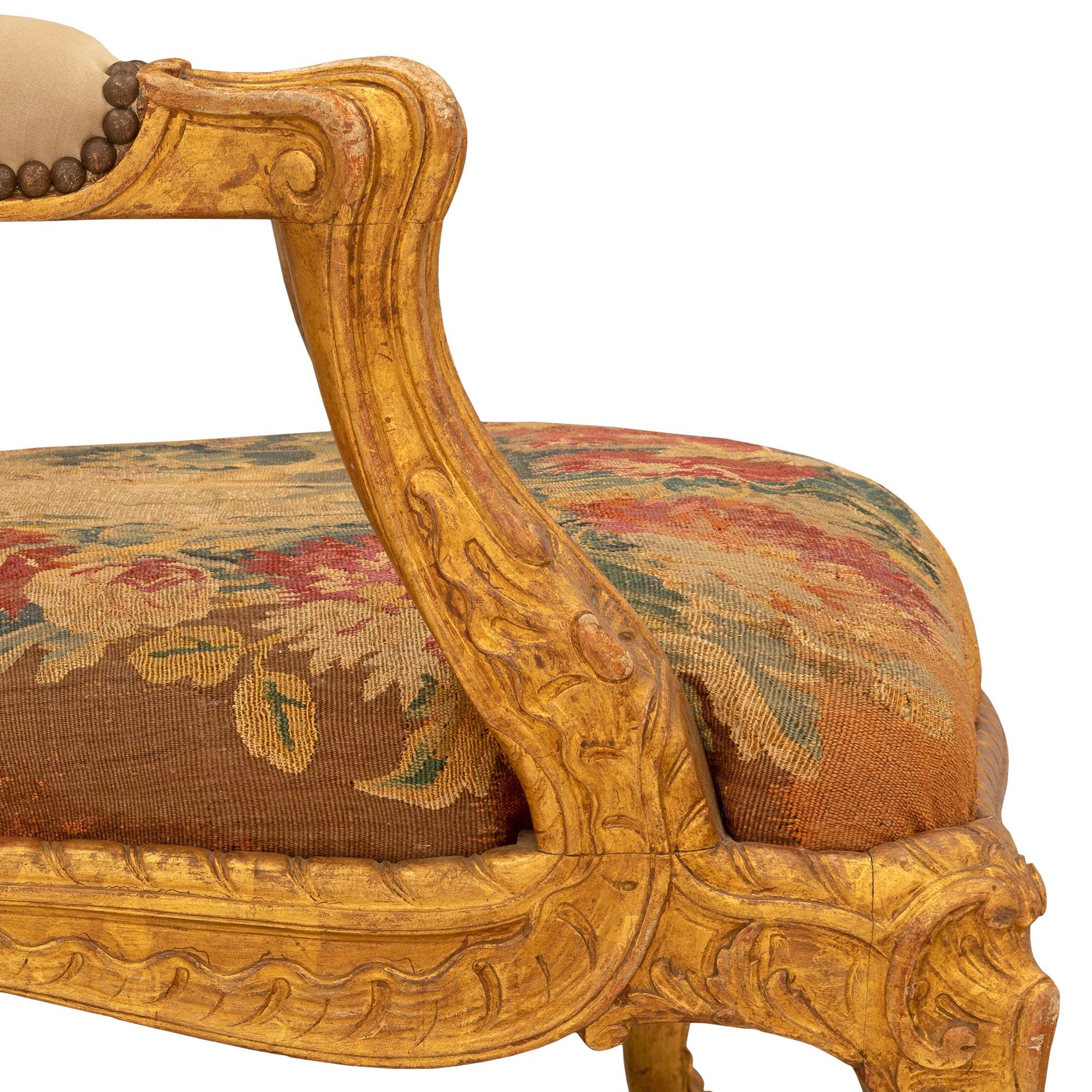 Ensemble de quatre fauteuils français du début du XIXe siècle de style Louis XV en bois doré et tapisserie en vente 3