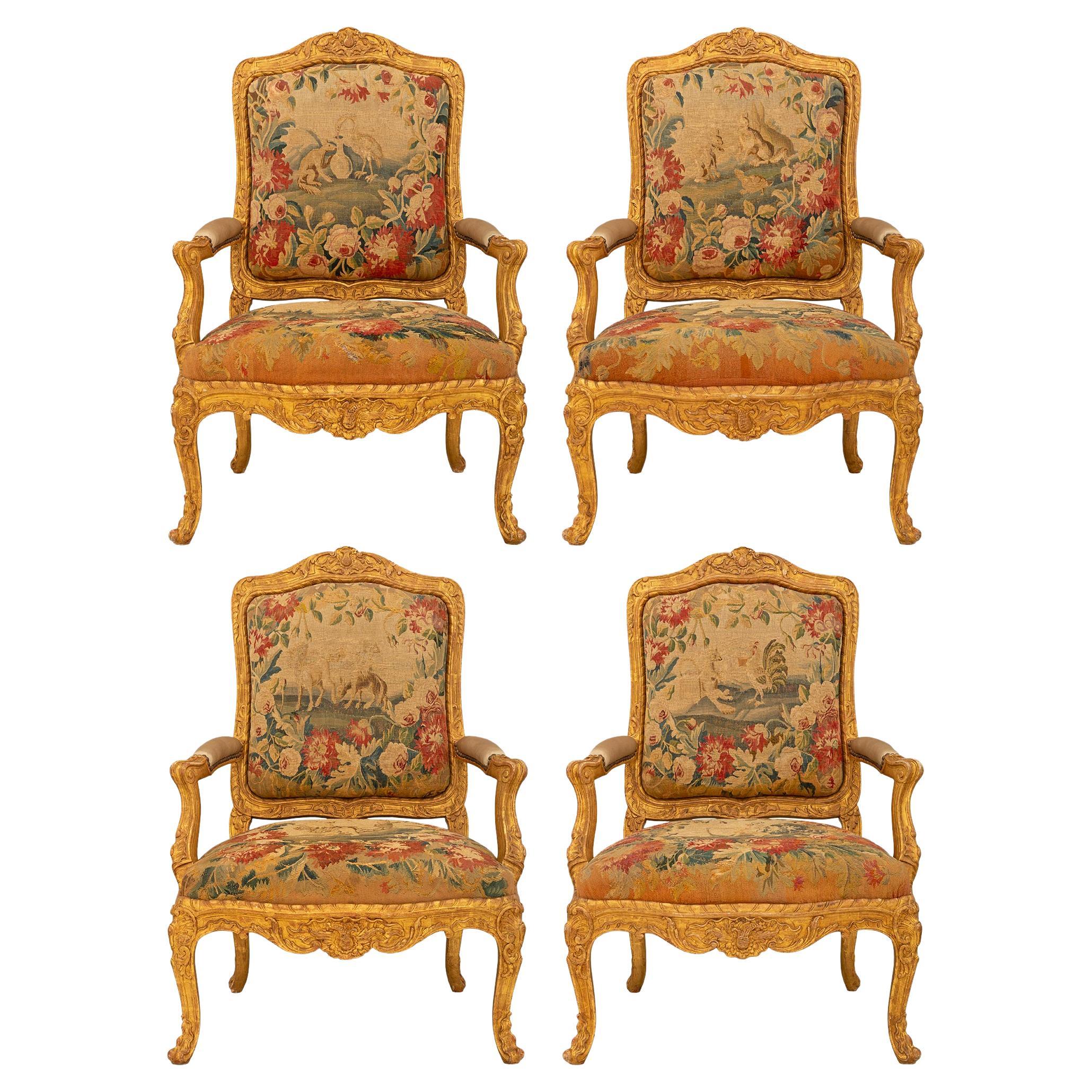 Ensemble de quatre fauteuils français du début du XIXe siècle de style Louis XV en bois doré et tapisserie