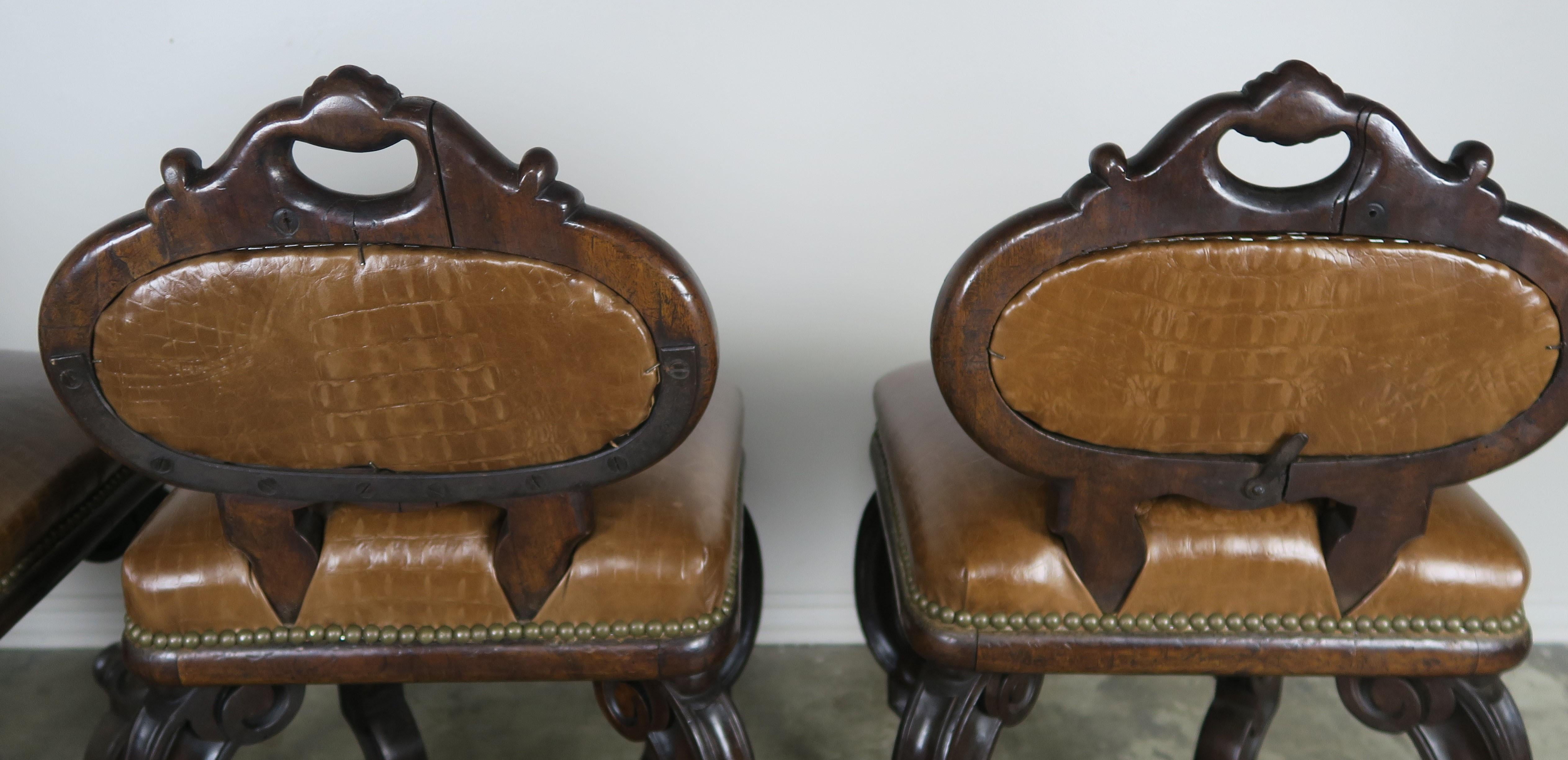 Set di quattro sgabelli francesi in pelle goffrata, circa 1900 in vendita 2