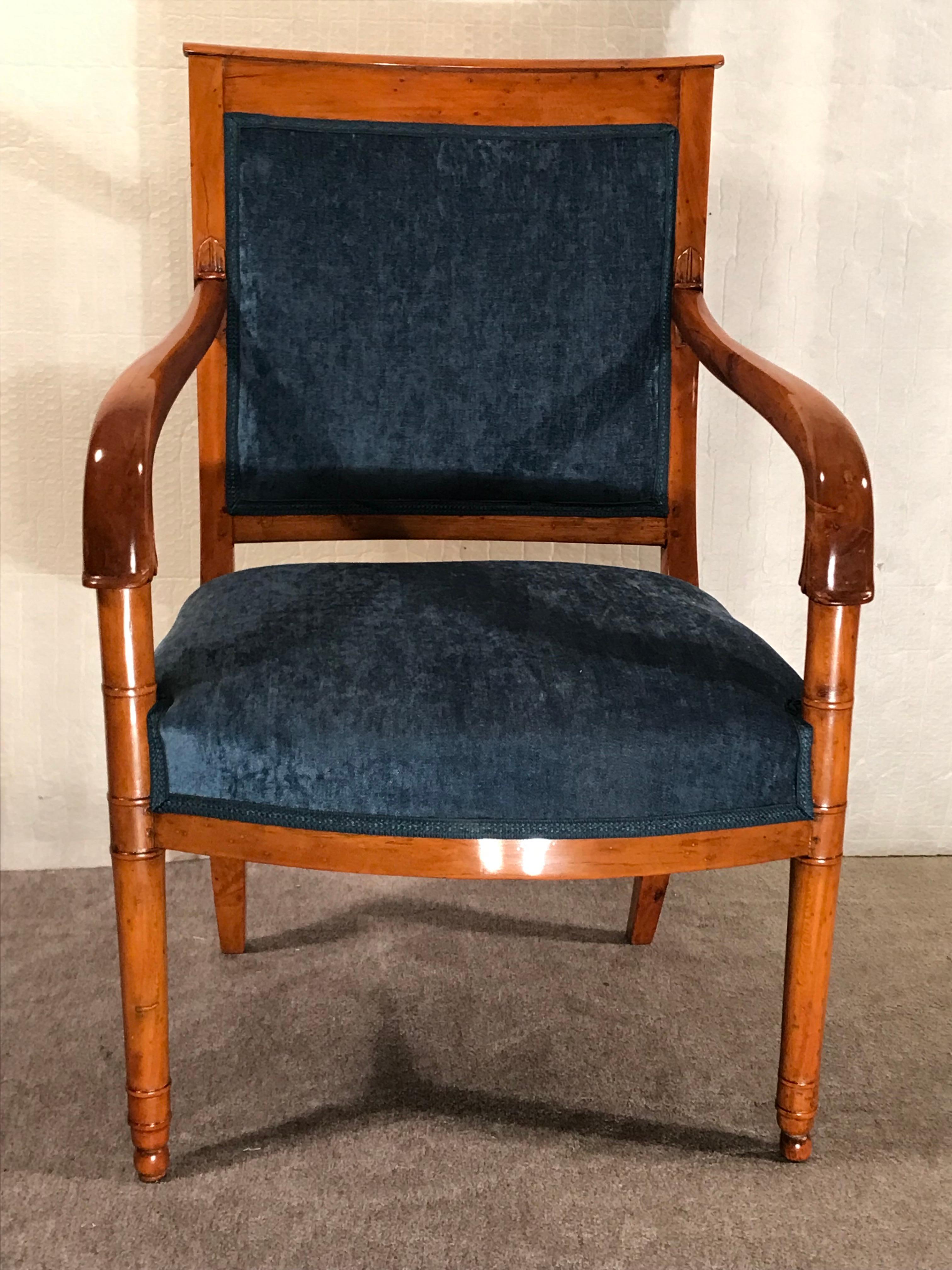 Dieser Satz von vier Empire-Sesseln stammt aus der Zeit um 1810. Die eleganten Sessel haben einen schönen Rahmen aus Kirschholz. Die Armlehne und die vorderen Beine haben ein handgeschnitztes Dekor. Durch ihr schlichtes Design lassen sie sich leicht