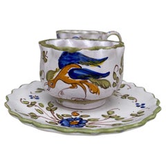 Lot de quatre tasses et soucoupes en faïence française, vers 1920