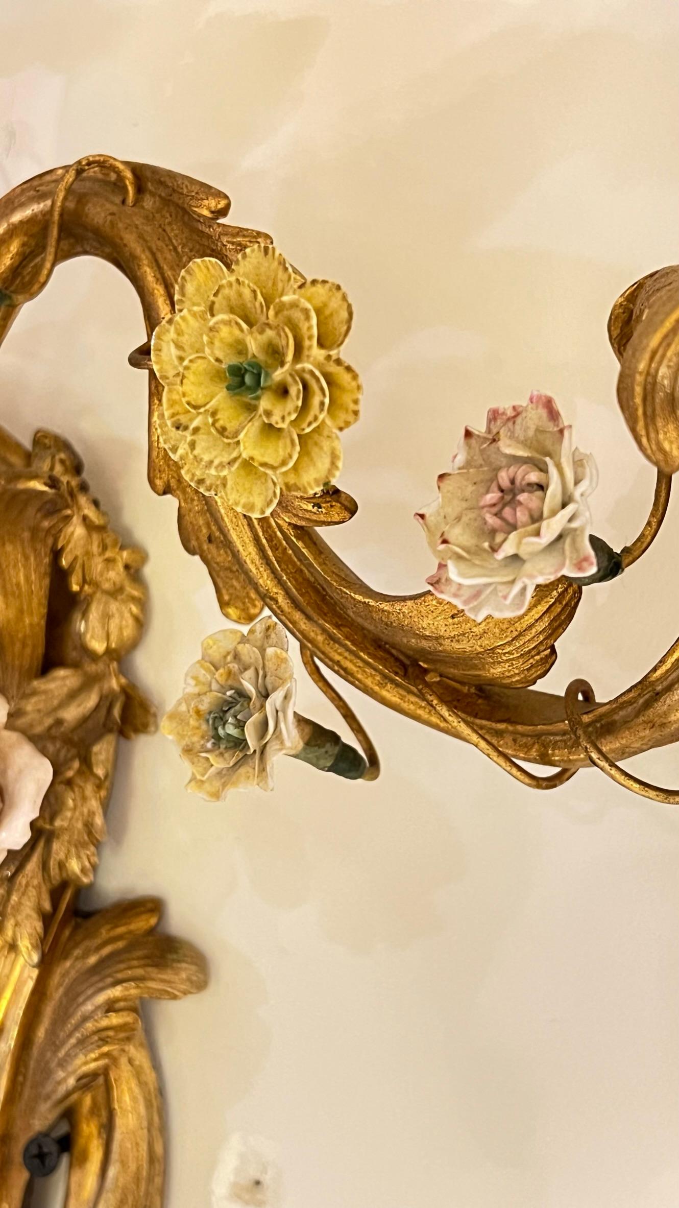 Set von vier französischen Wandleuchtern aus vergoldeter Bronze und Porzellan im Louis-XV-Stil im Angebot 4