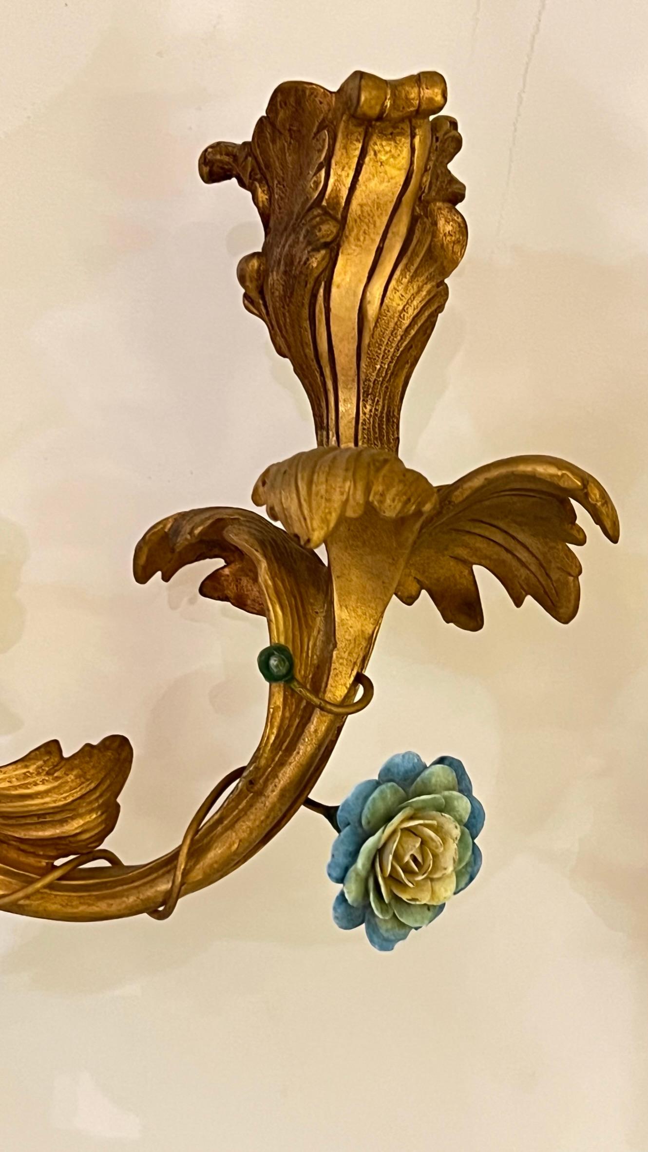 Set von vier französischen Wandleuchtern aus vergoldeter Bronze und Porzellan im Louis-XV-Stil im Angebot 10