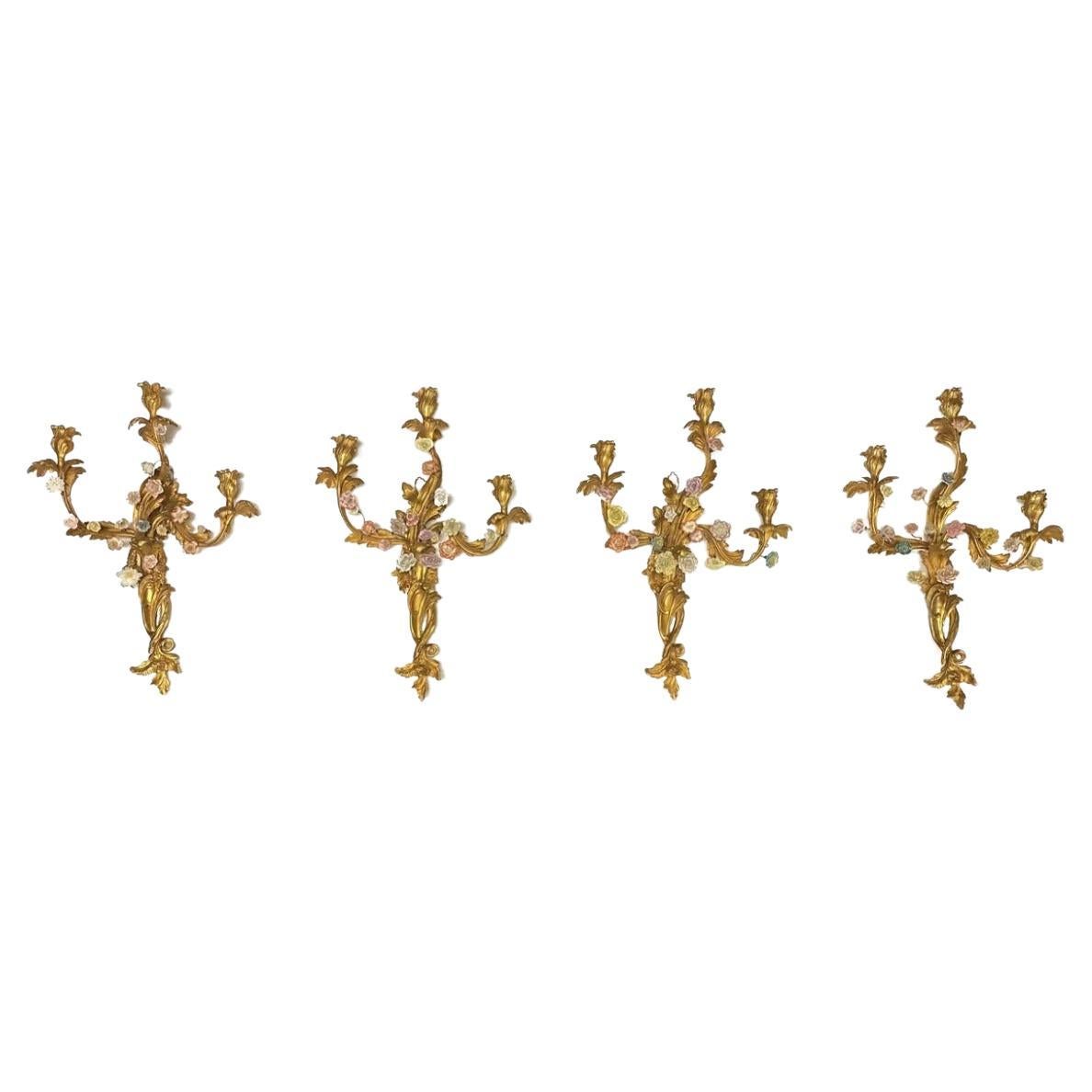 Set von vier französischen Wandleuchtern aus vergoldeter Bronze und Porzellan im Louis-XV-Stil im Angebot
