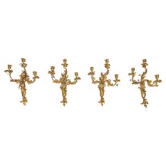 Ensemble de quatre appliques françaises en bronze doré et porcelaine de style Louis XV