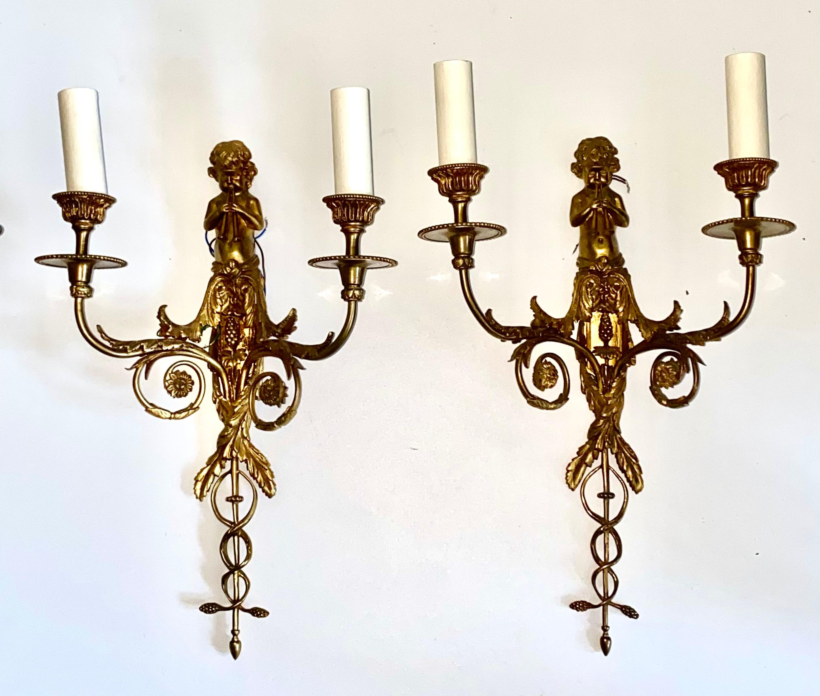 Fin du XIXe siècle Ensemble de quatre appliques murales à chérubin à deux branches en bronze doré Dore en vente