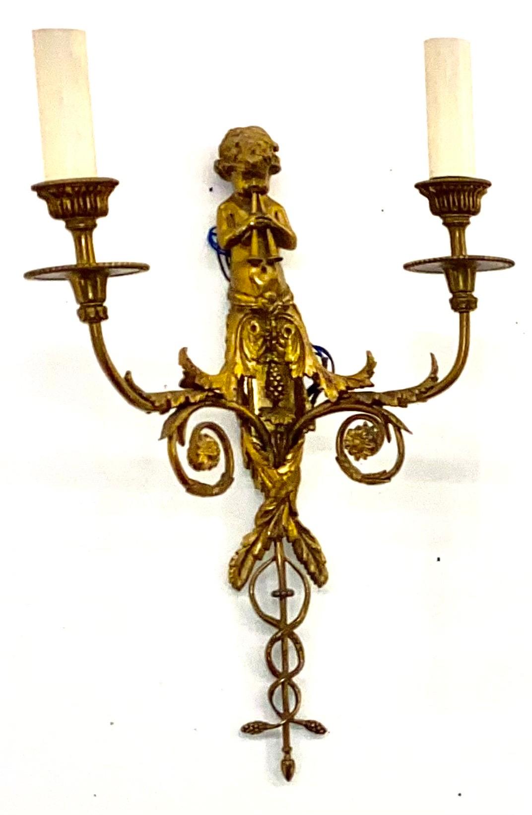 Satz von vier französischen vergoldeten Bronze Dore zwei Branch Cherub Wandleuchter (Neorenaissance) im Angebot