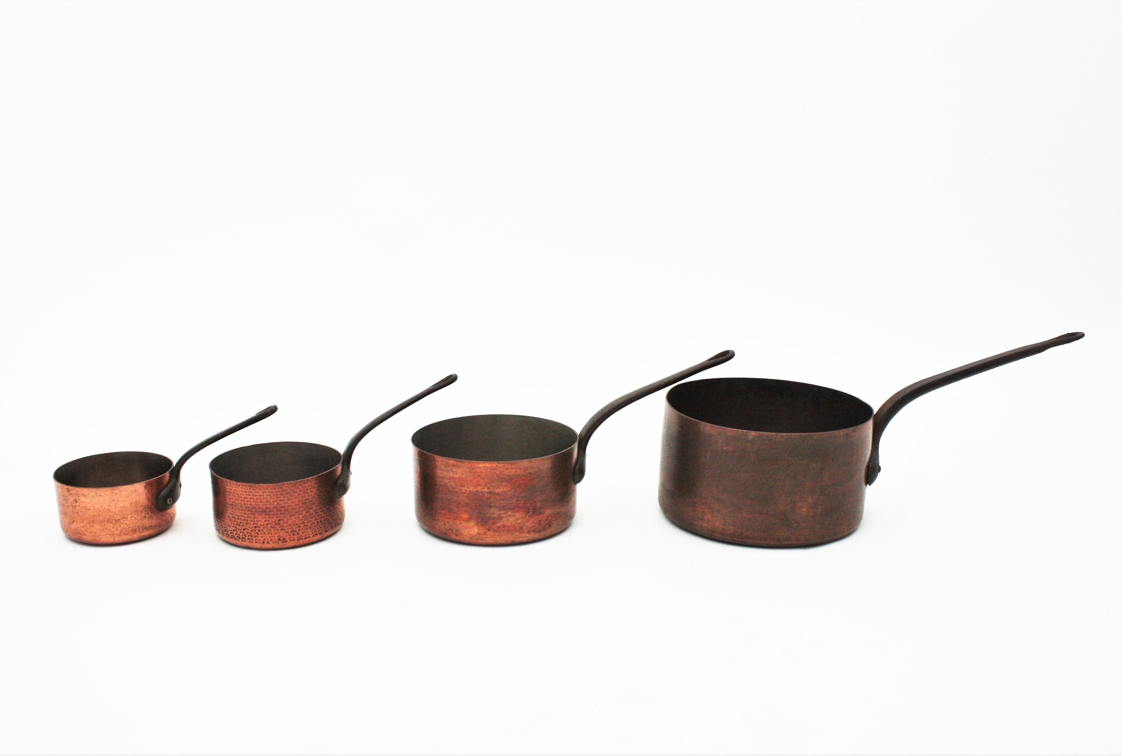 Set von vier französischen Kupfer-Sautocepans mit Eisengriffen, 1940er Jahre (Gegossen) im Angebot