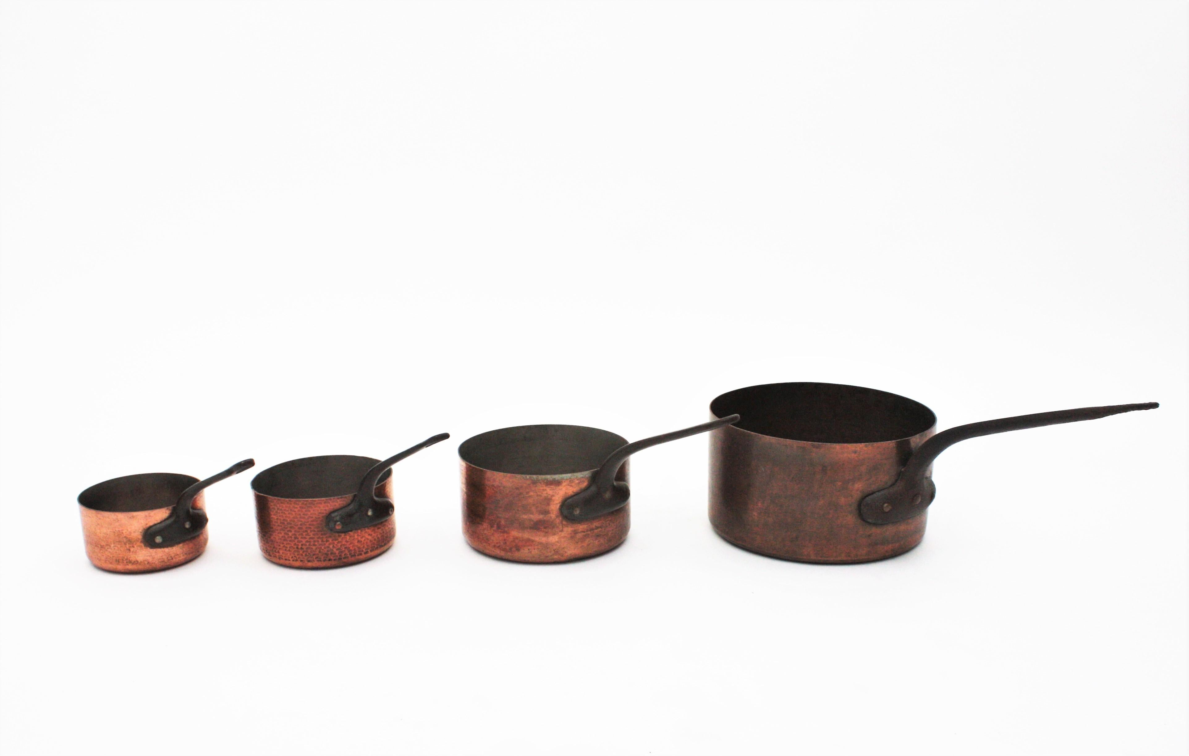 Set von vier französischen Kupfer-Sautocepans mit Eisengriffen, 1940er Jahre (Gegossen) im Angebot