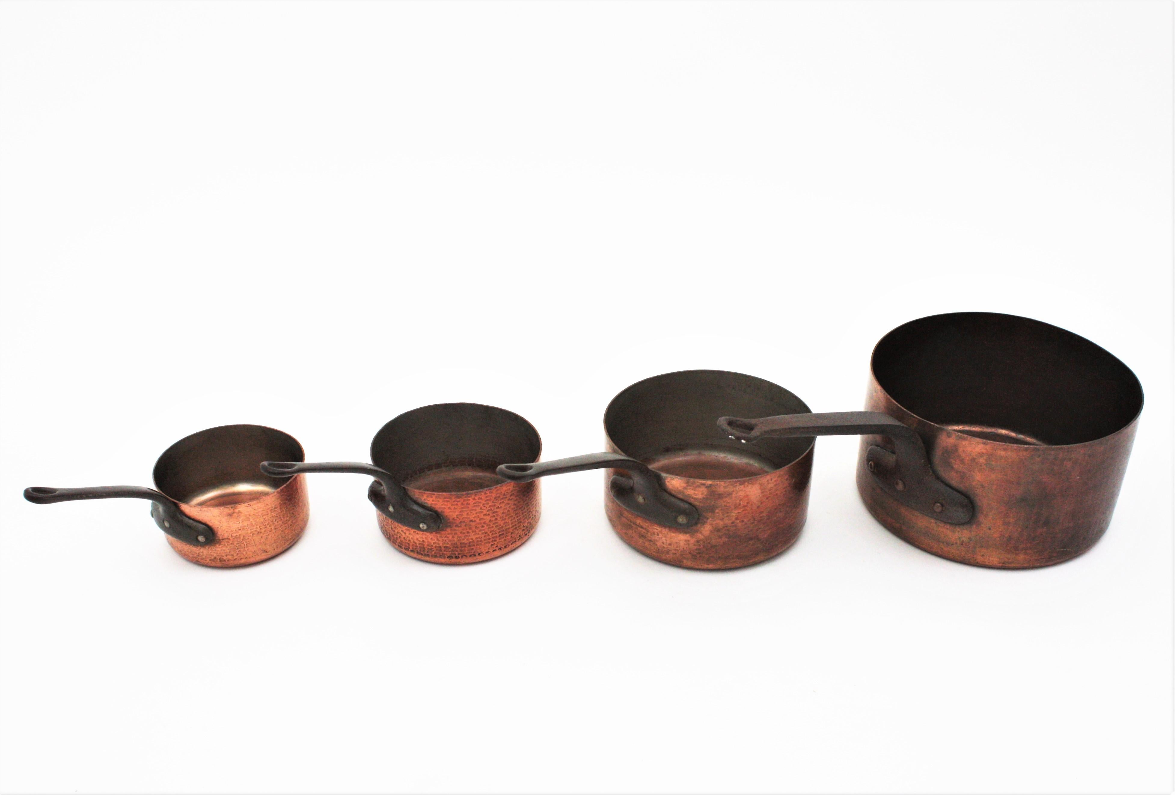 20ième siècle Ensemble de quatre soucoupes françaises en cuivre avec poignées en fer, années 1940 en vente
