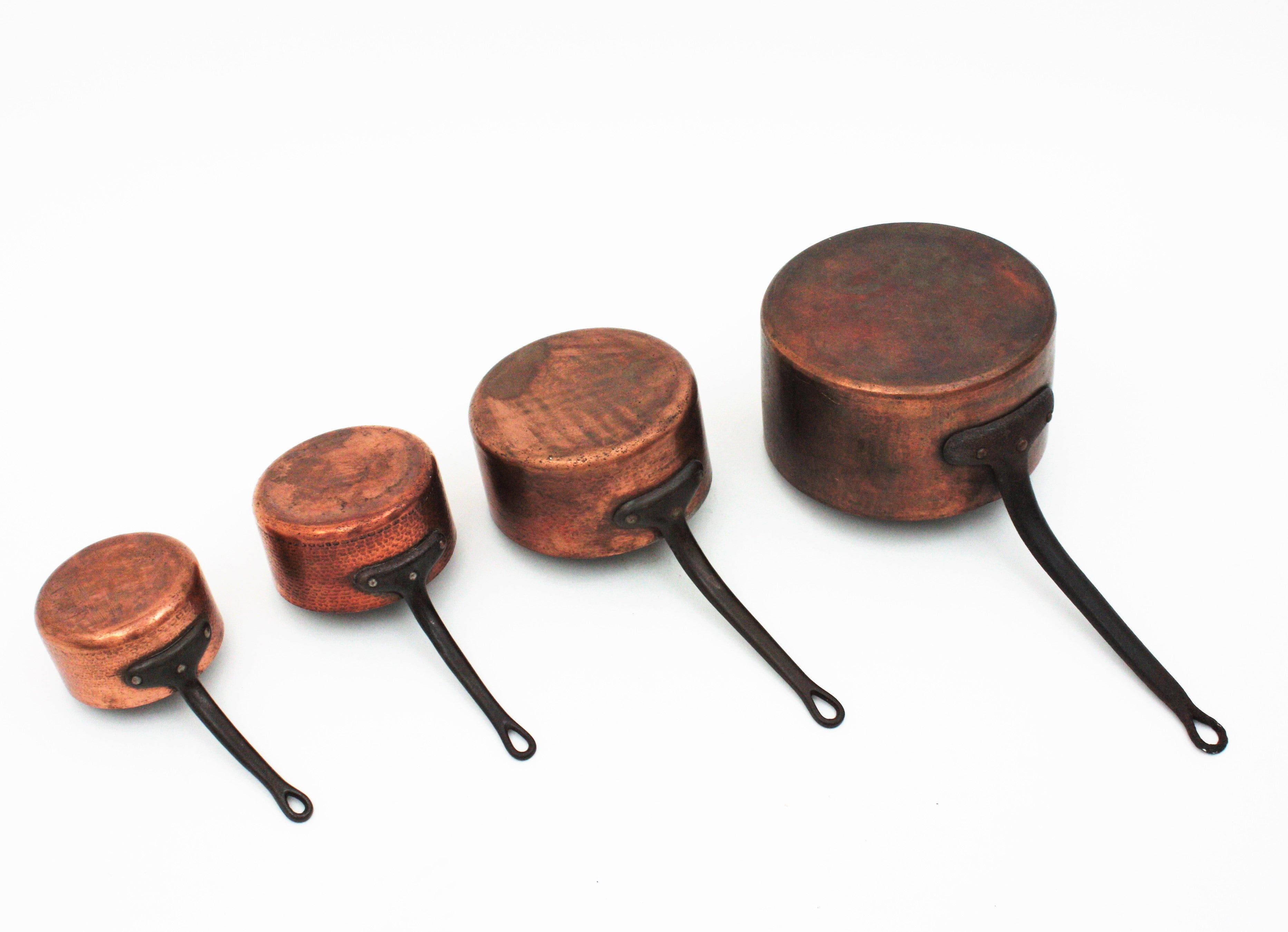 Cuivre Ensemble de quatre soucoupes françaises en cuivre avec poignées en fer, années 1940 en vente