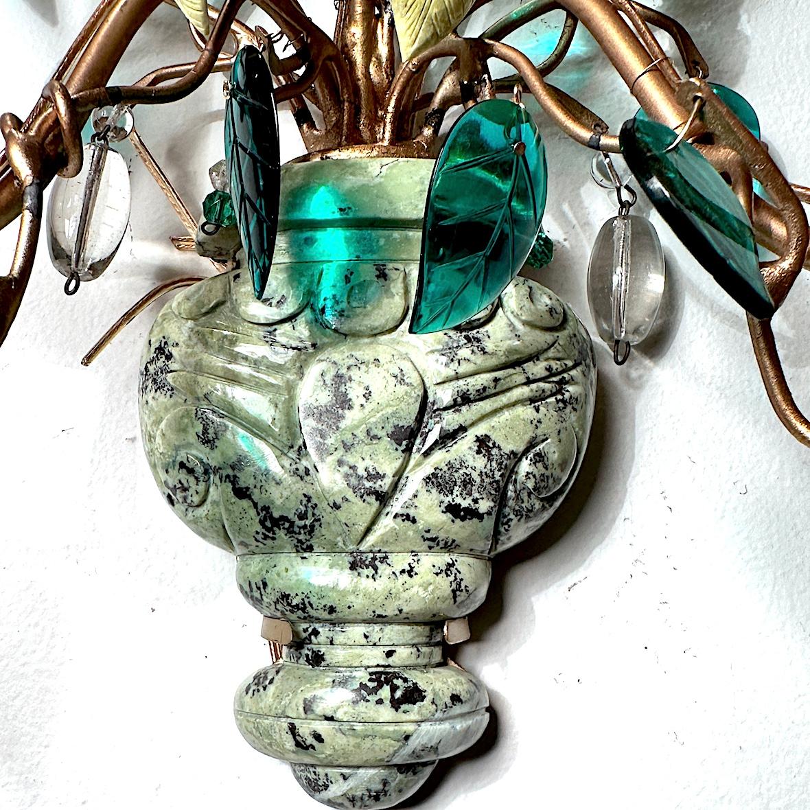 Sculpté à la main Ensemble de quatre appliques vertes françaises, vendues par paire en vente