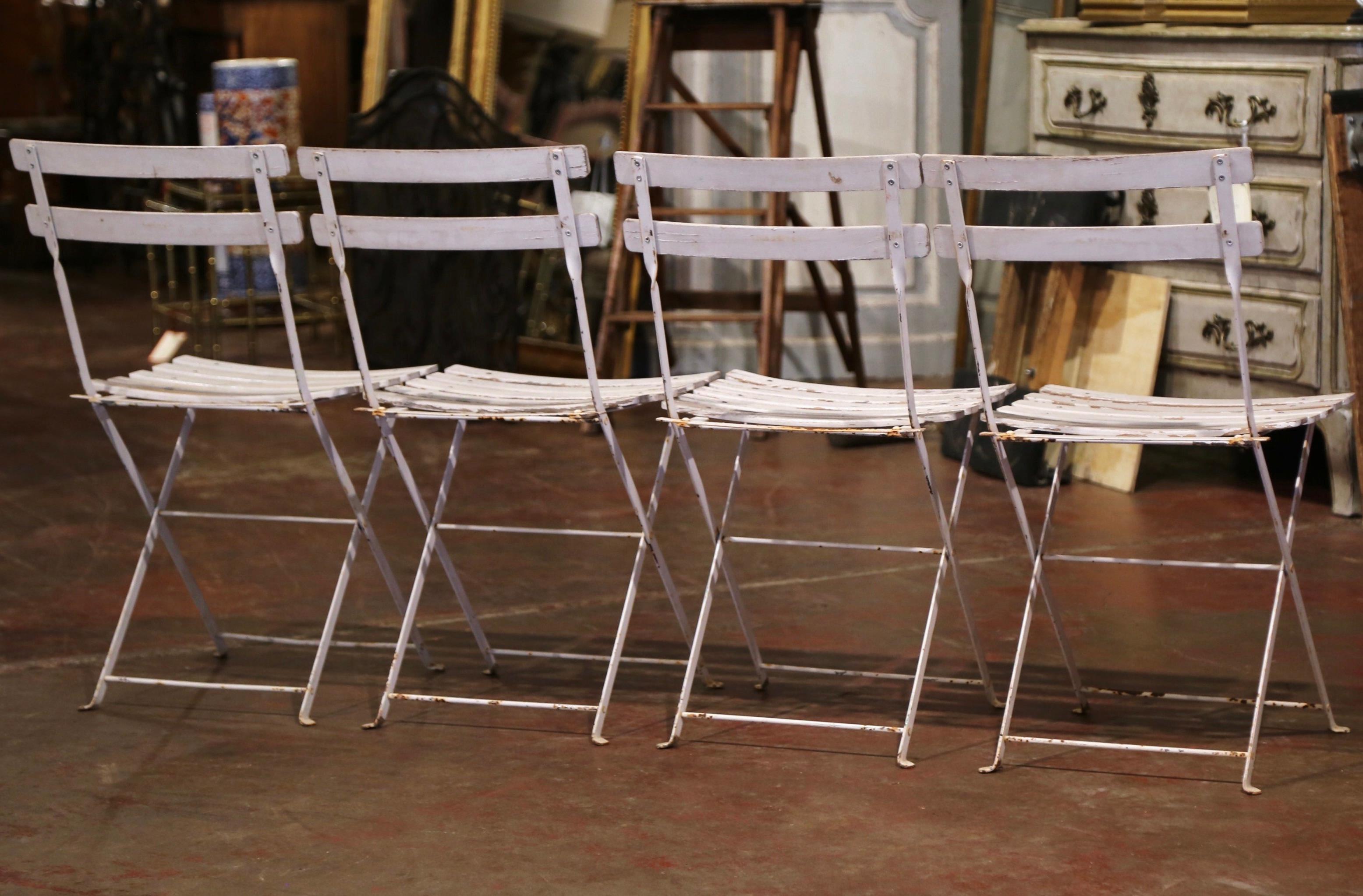 Français  Ensemble de quatre chaises de jardin pliantes françaises des années 1920 peintes en fer et en bois en vente