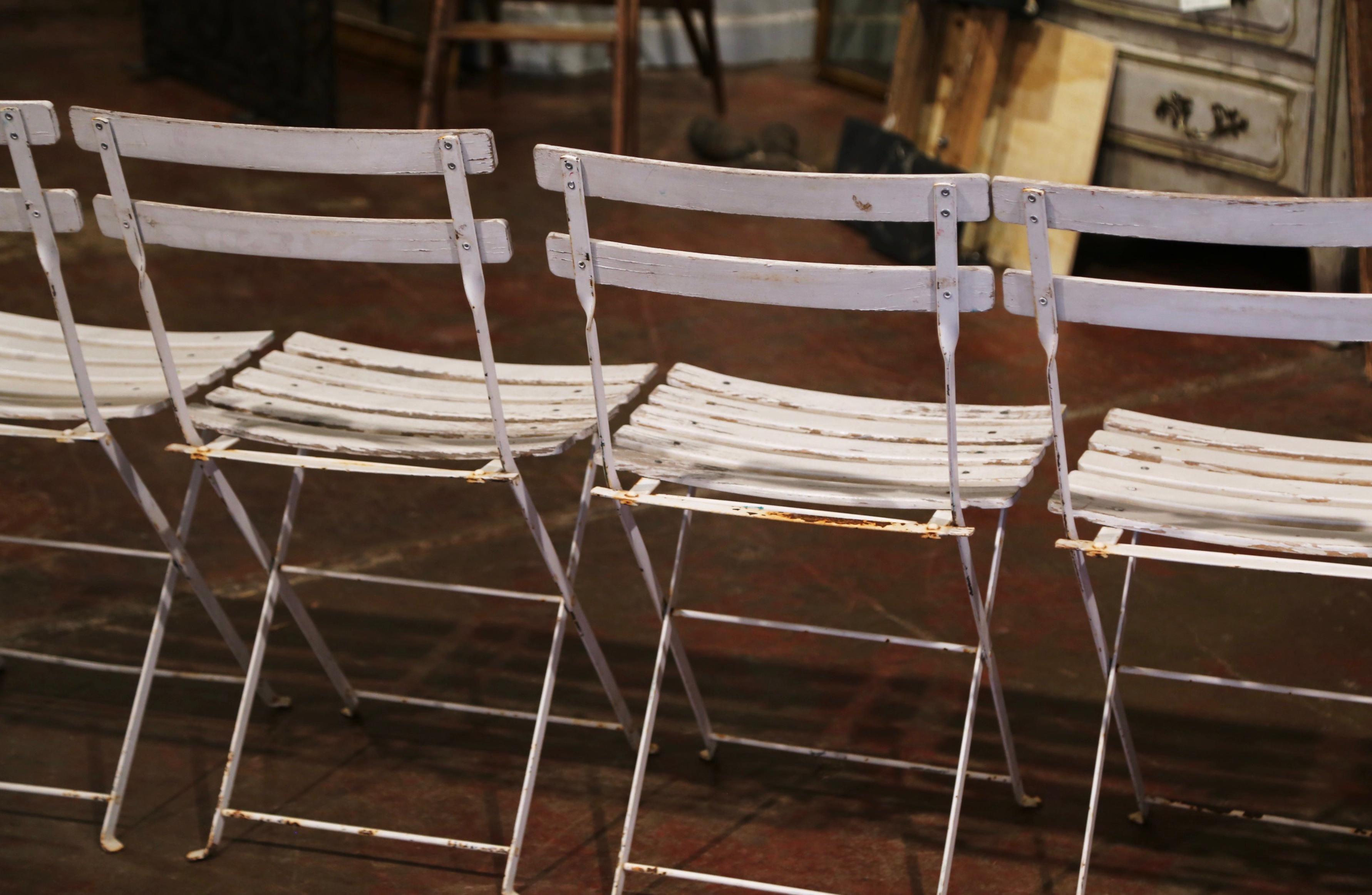  Ensemble de quatre chaises de jardin pliantes françaises des années 1920 peintes en fer et en bois Bon état - En vente à Dallas, TX