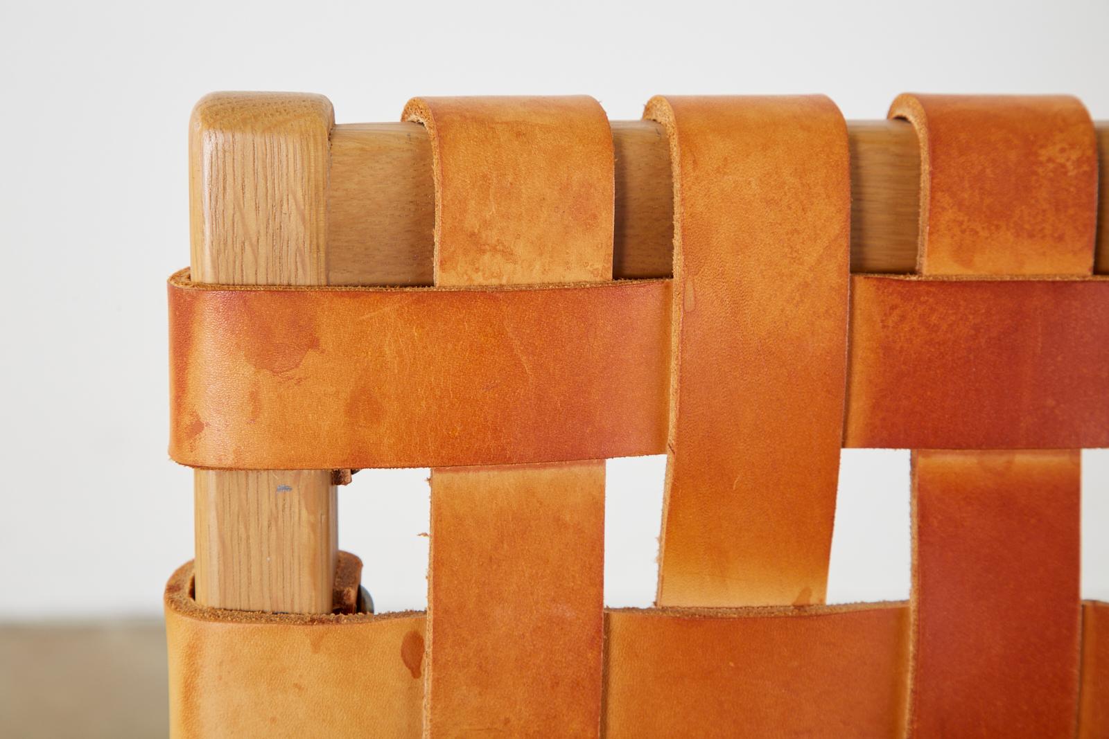 Ensemble de quatre fauteuils de salle à manger à sangles en cuir tissé de style Jens Risom en vente 7
