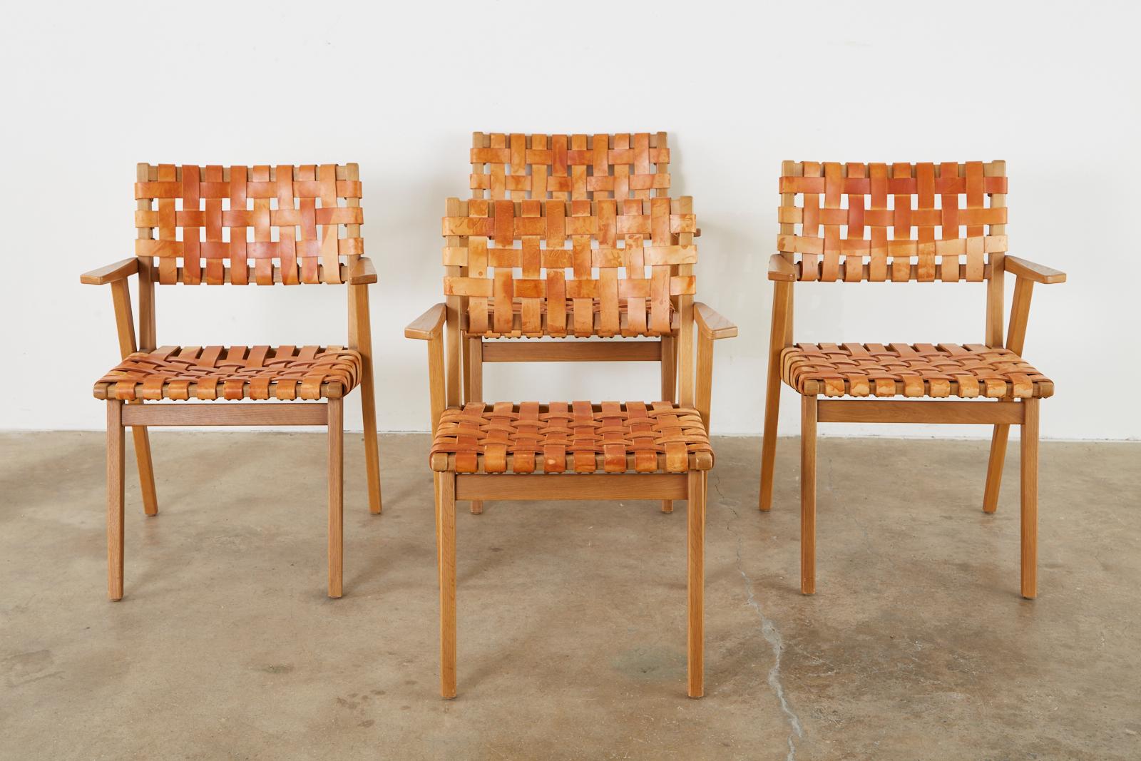 Mid-Century Modern Ensemble de quatre fauteuils de salle à manger à sangles en cuir tissé de style Jens Risom en vente