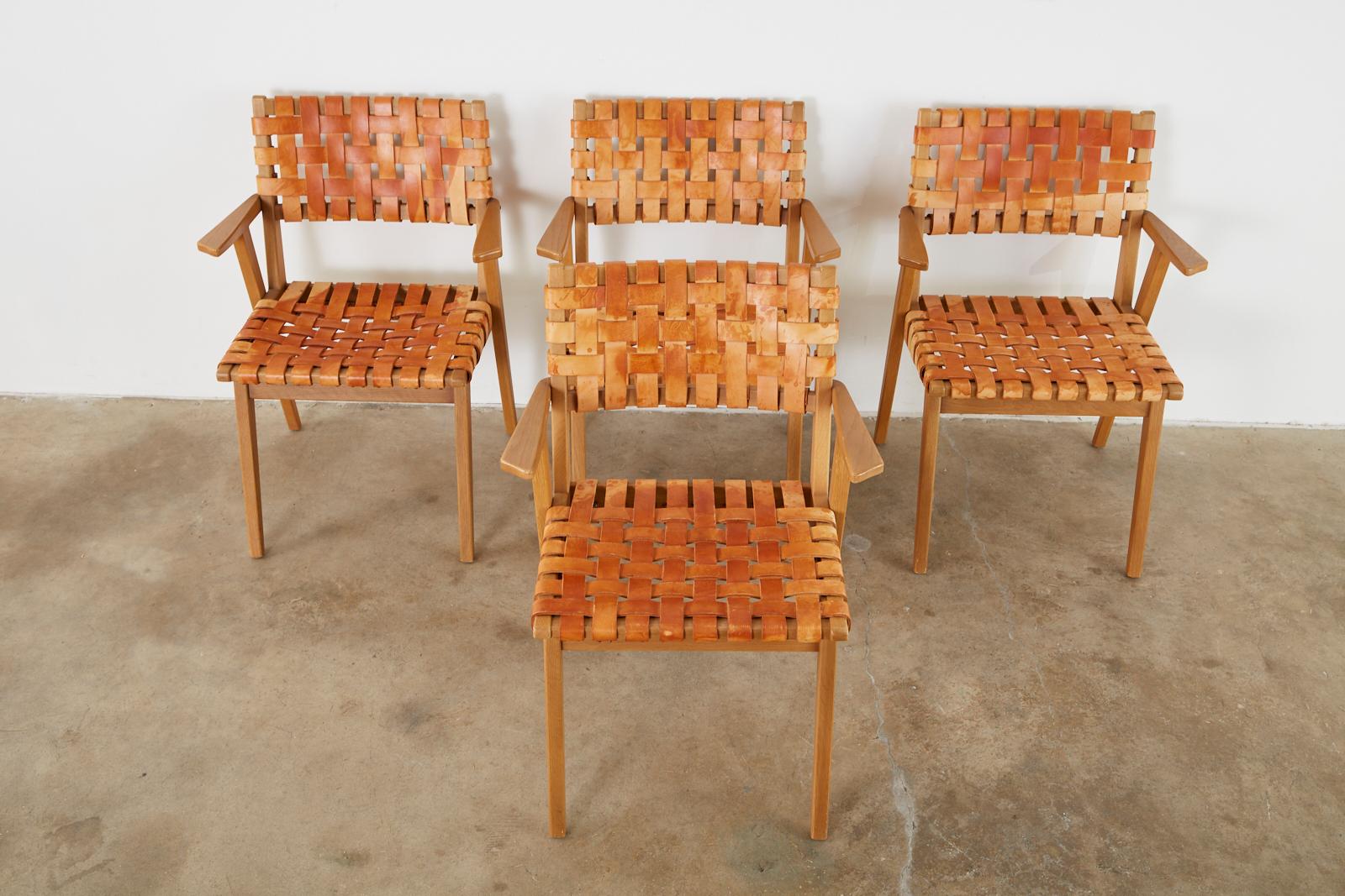 Satz von vier Esszimmerstühlen mit geflochtenen Lederriemen im Jens Risom-Stil (Handgefertigt) im Angebot