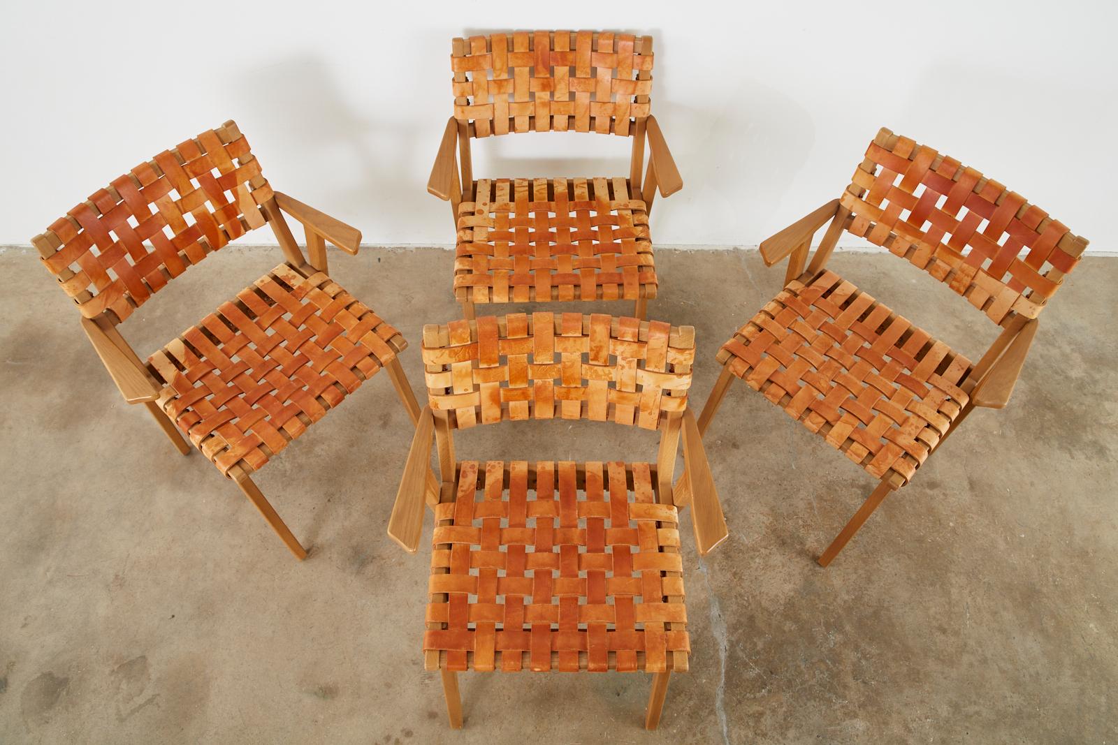 Satz von vier Esszimmerstühlen mit geflochtenen Lederriemen im Jens Risom-Stil (20. Jahrhundert) im Angebot